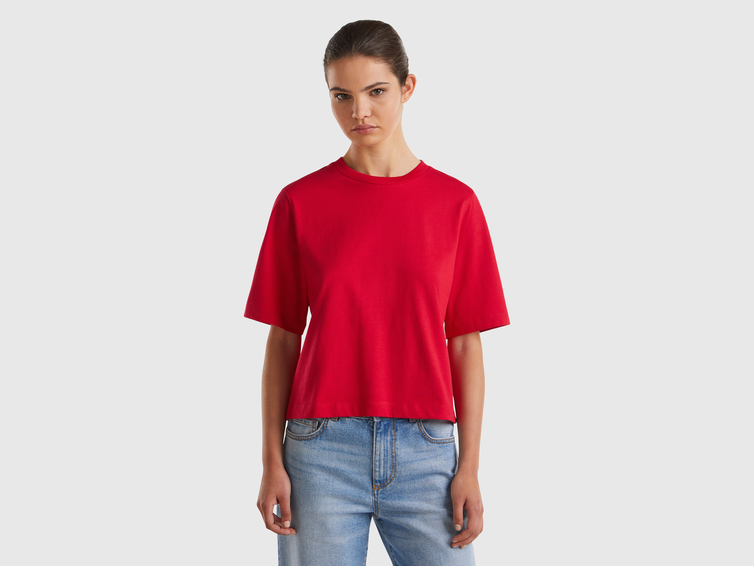 T-shirt coupe boxy 100 % coton en jersey, col rond côtelé. T-shirt coupe boxy 100 % coton en jersey, col rond côtelé.
