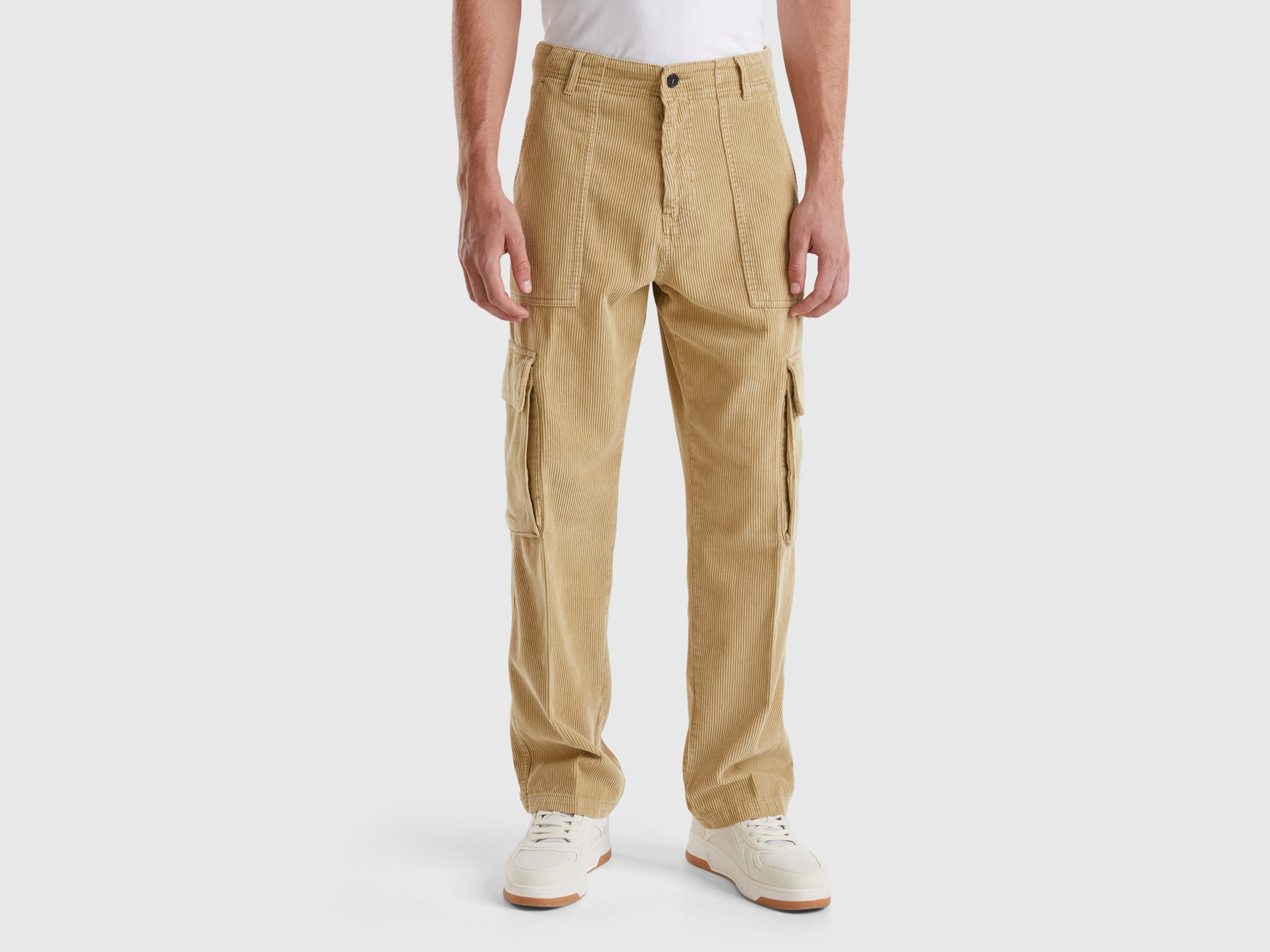 Pantalon cargo 100 % coton avec poches détaillées. Pantalon cargo 100 % coton avec poches détaillées.