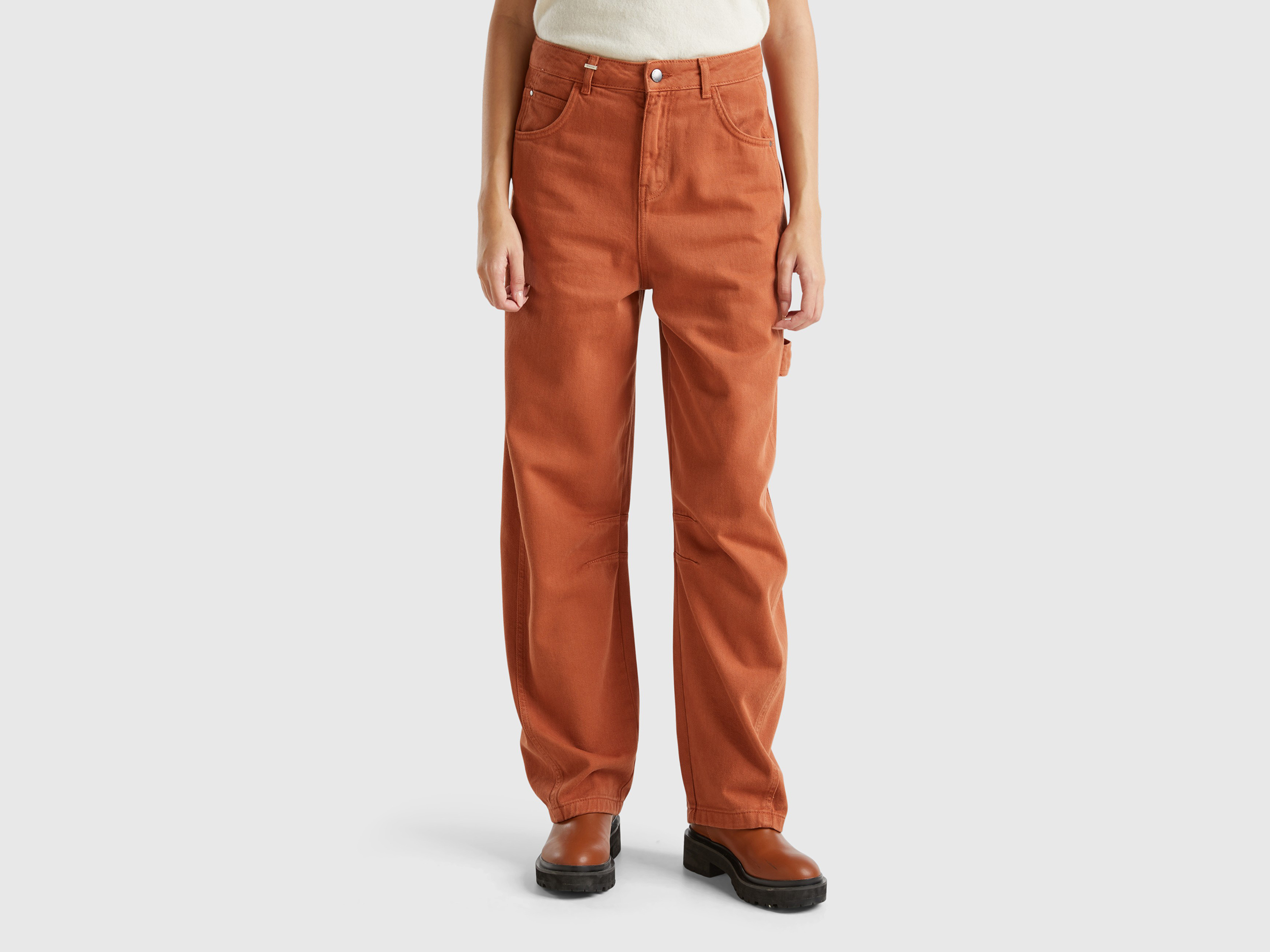 Pantalon large 100 % coton avec détails logo. Pantalon large 100 % coton avec détails logo.