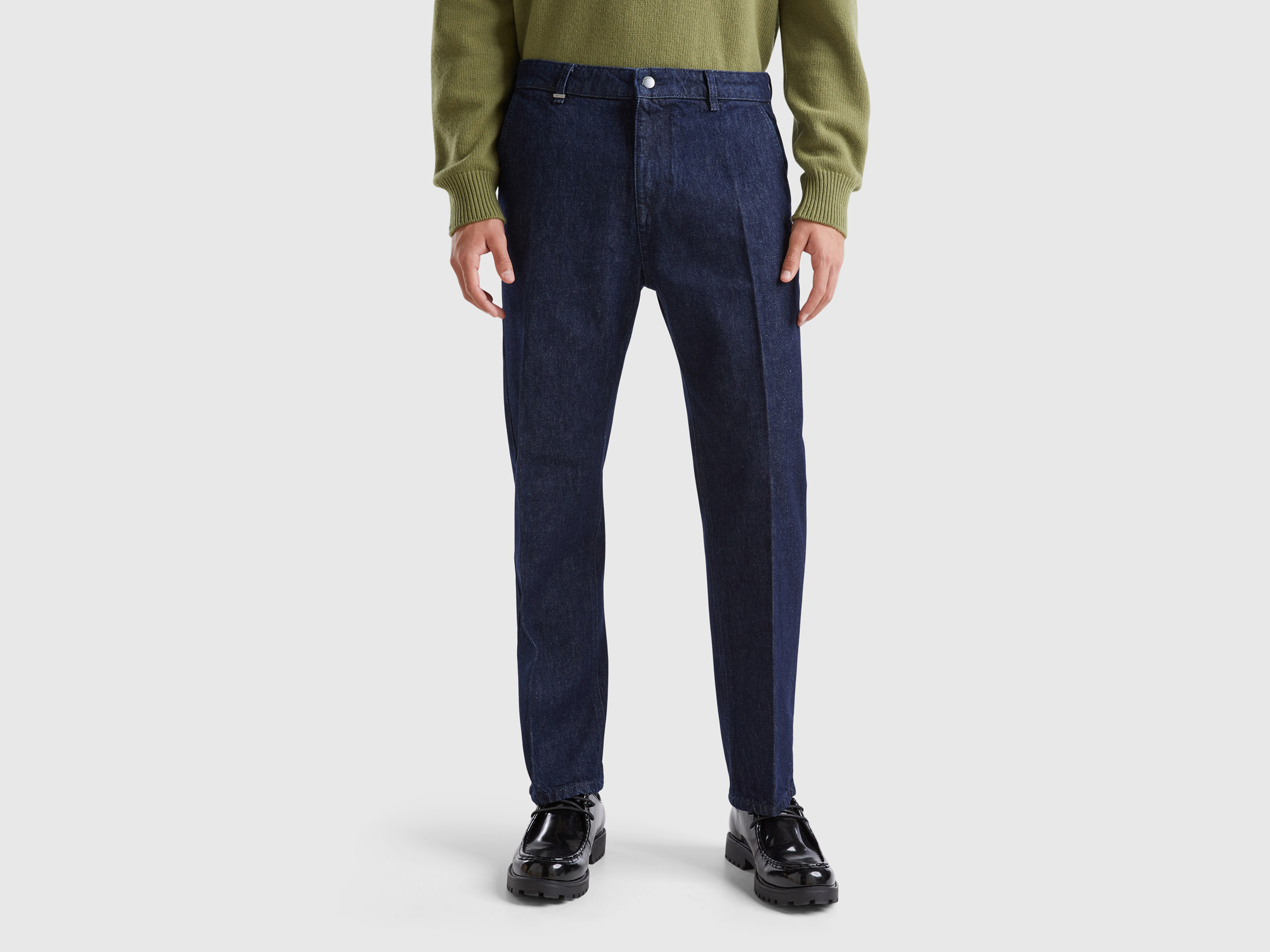 Jean 100 % coton avec détails logo. Jean 100 % coton avec détails logo.