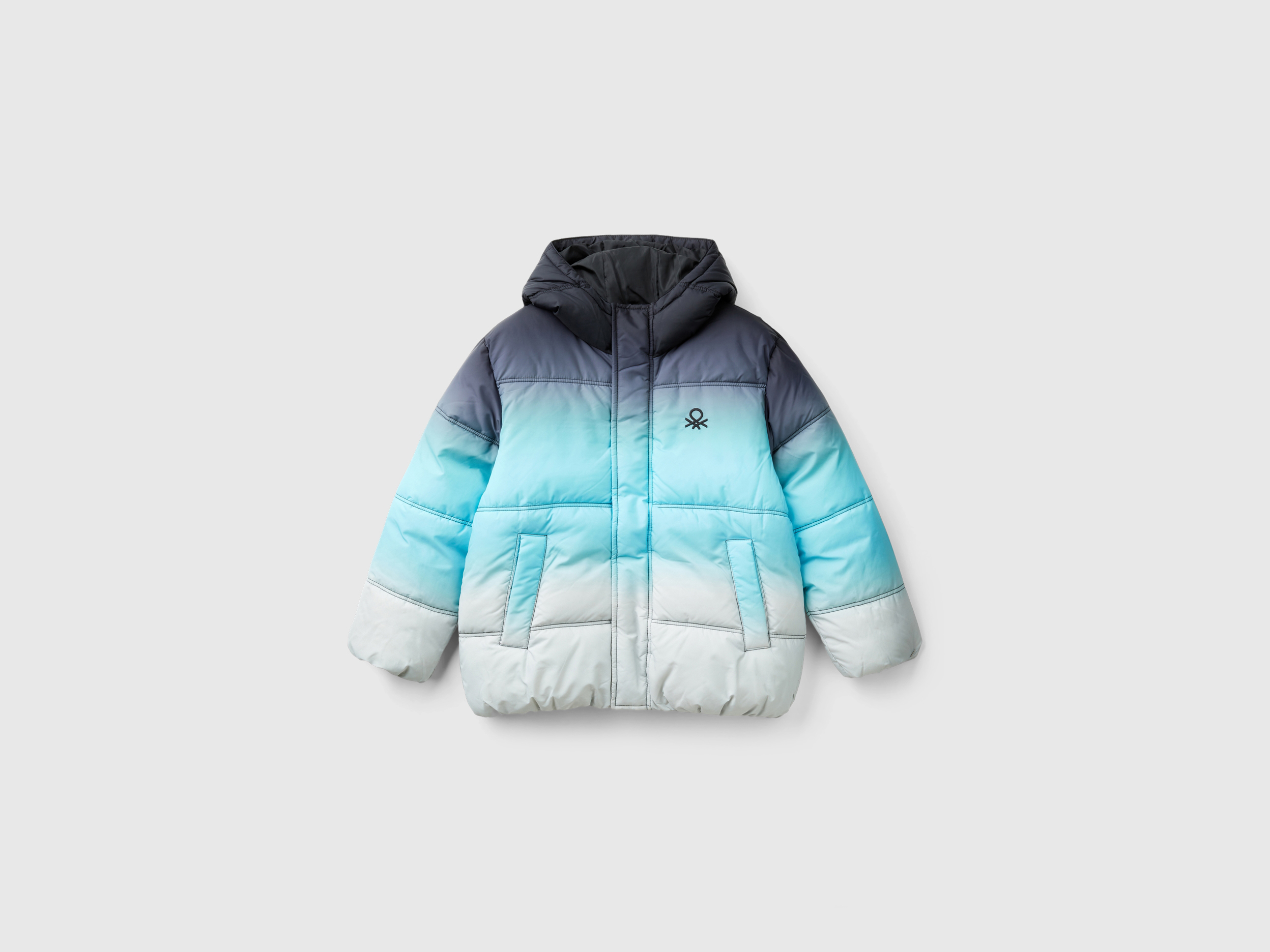 Doudoune effet ombré avec logo. Doudoune effet ombré avec logo.