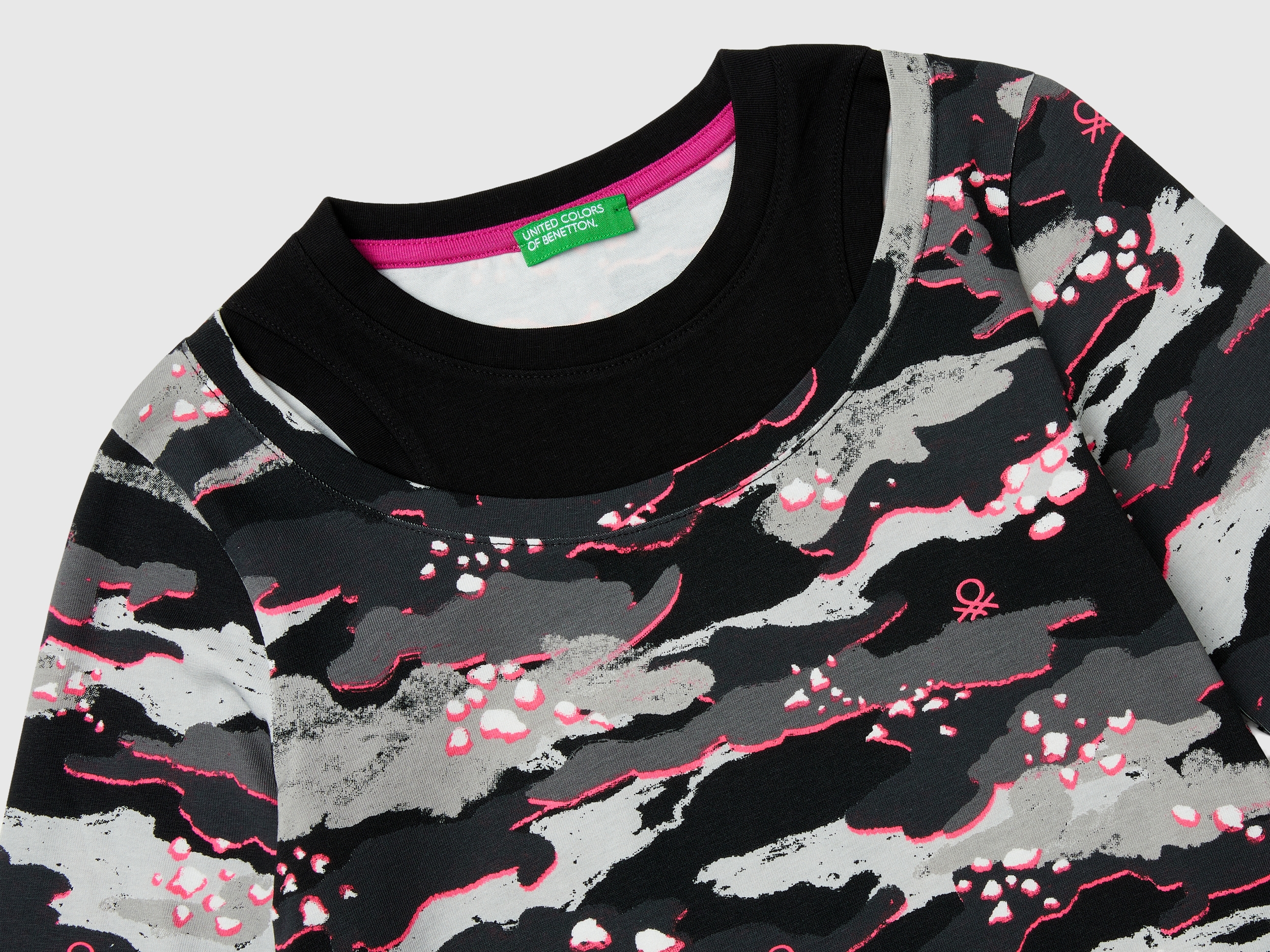 T-shirt camouflage avec détails néon – Image 4