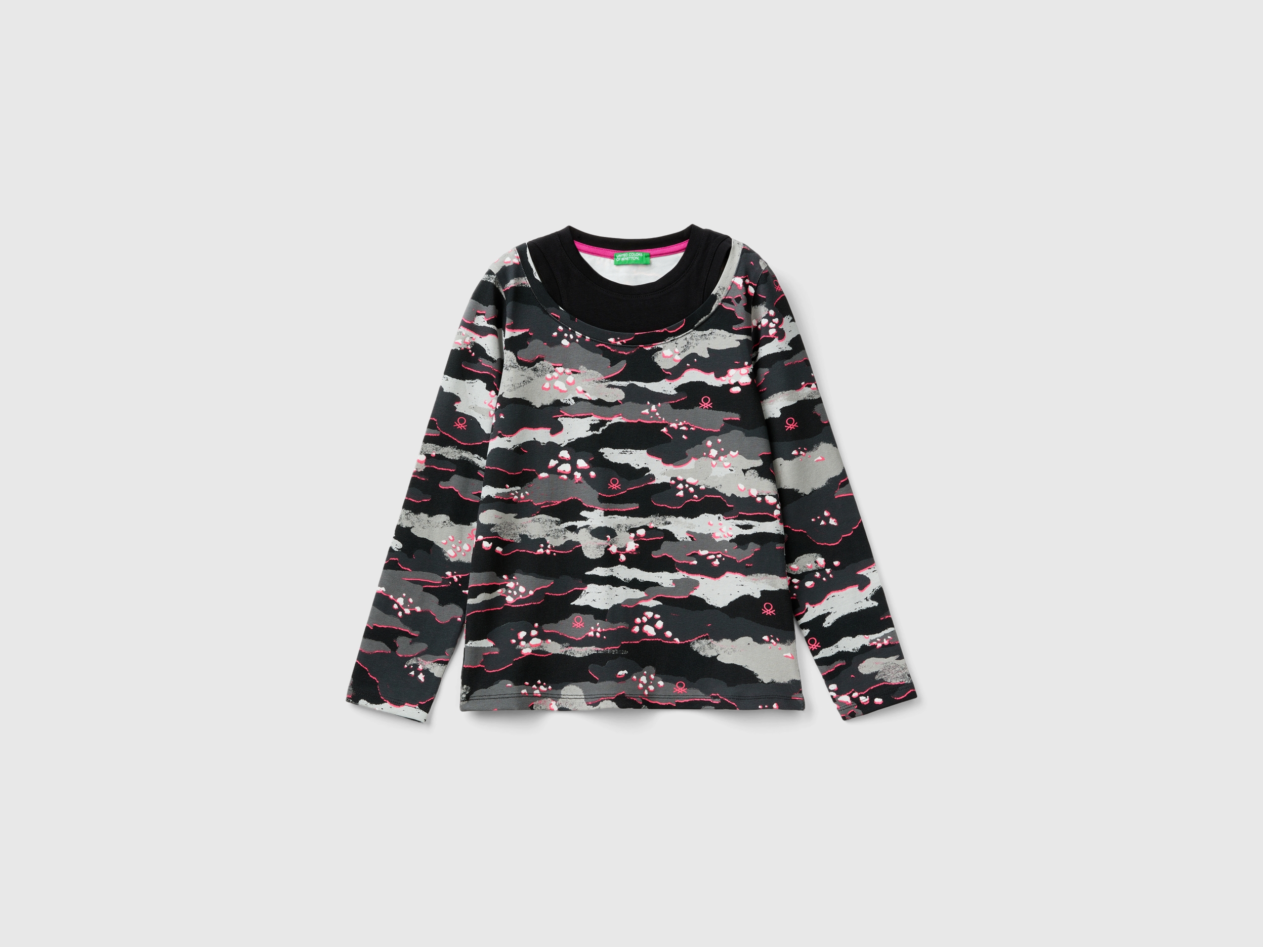 T-shirt camouflage avec détails néon T-shirt camouflage avec détails néon