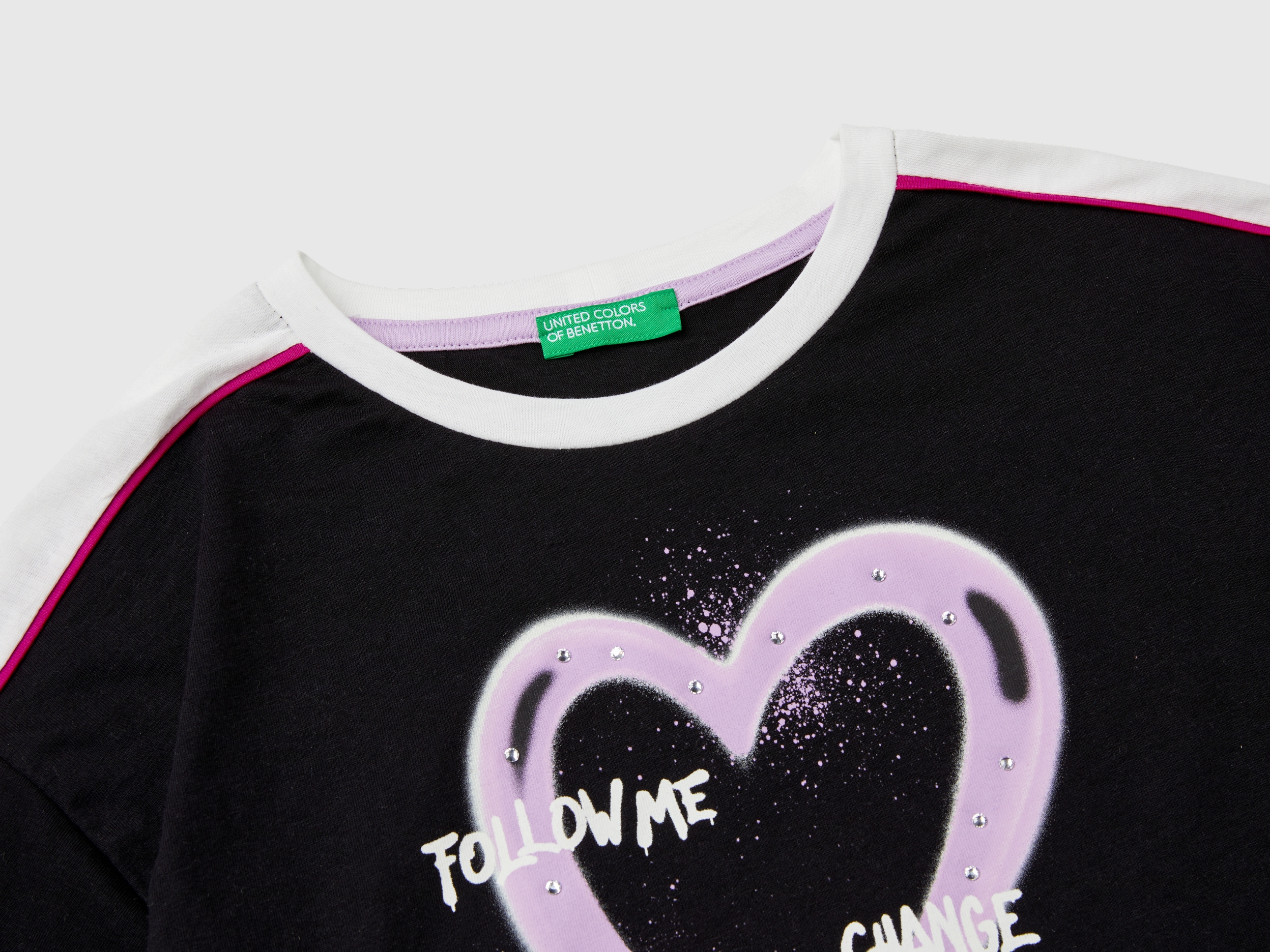 T-shirt avec imprimé graffiti et strass – Image 3