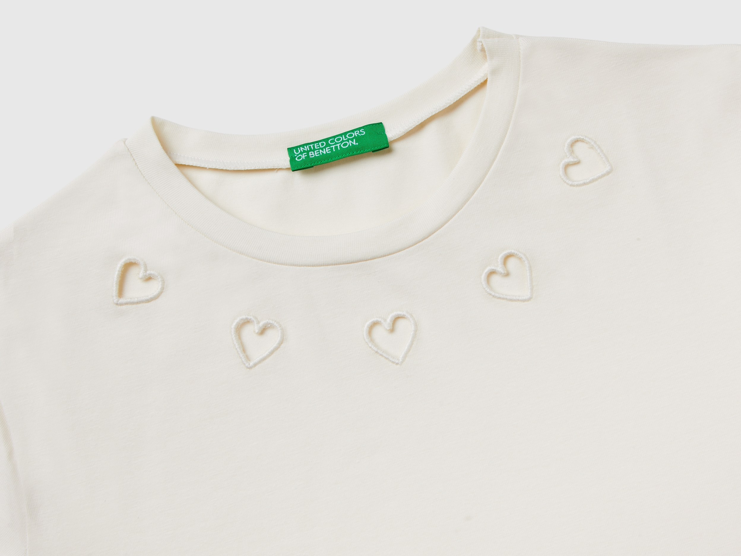 T-shirt avec cœurs ajourés – Image 3