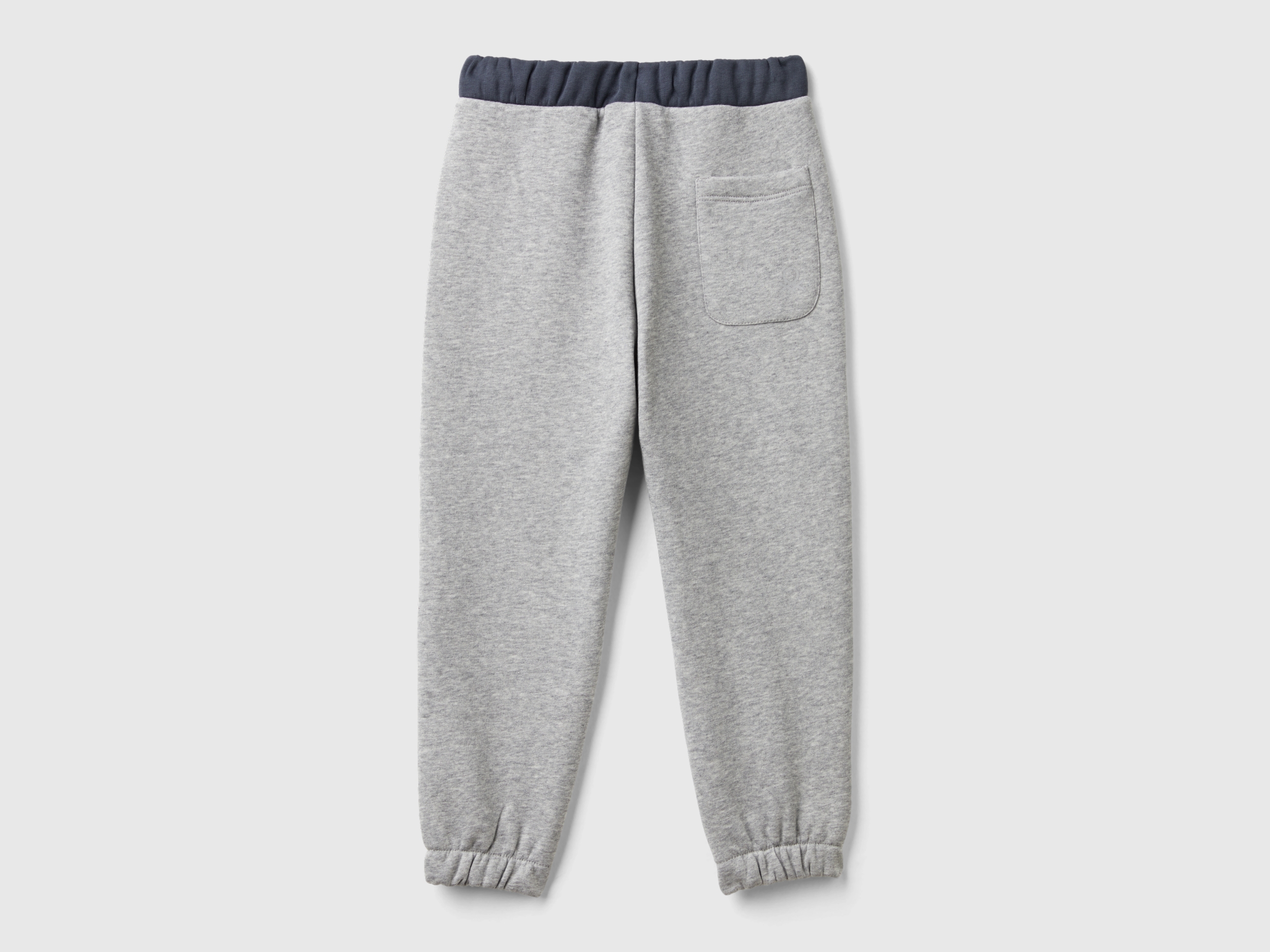 Pantalon avec taille à cordon contrasté et poche avec logo. – Image 2