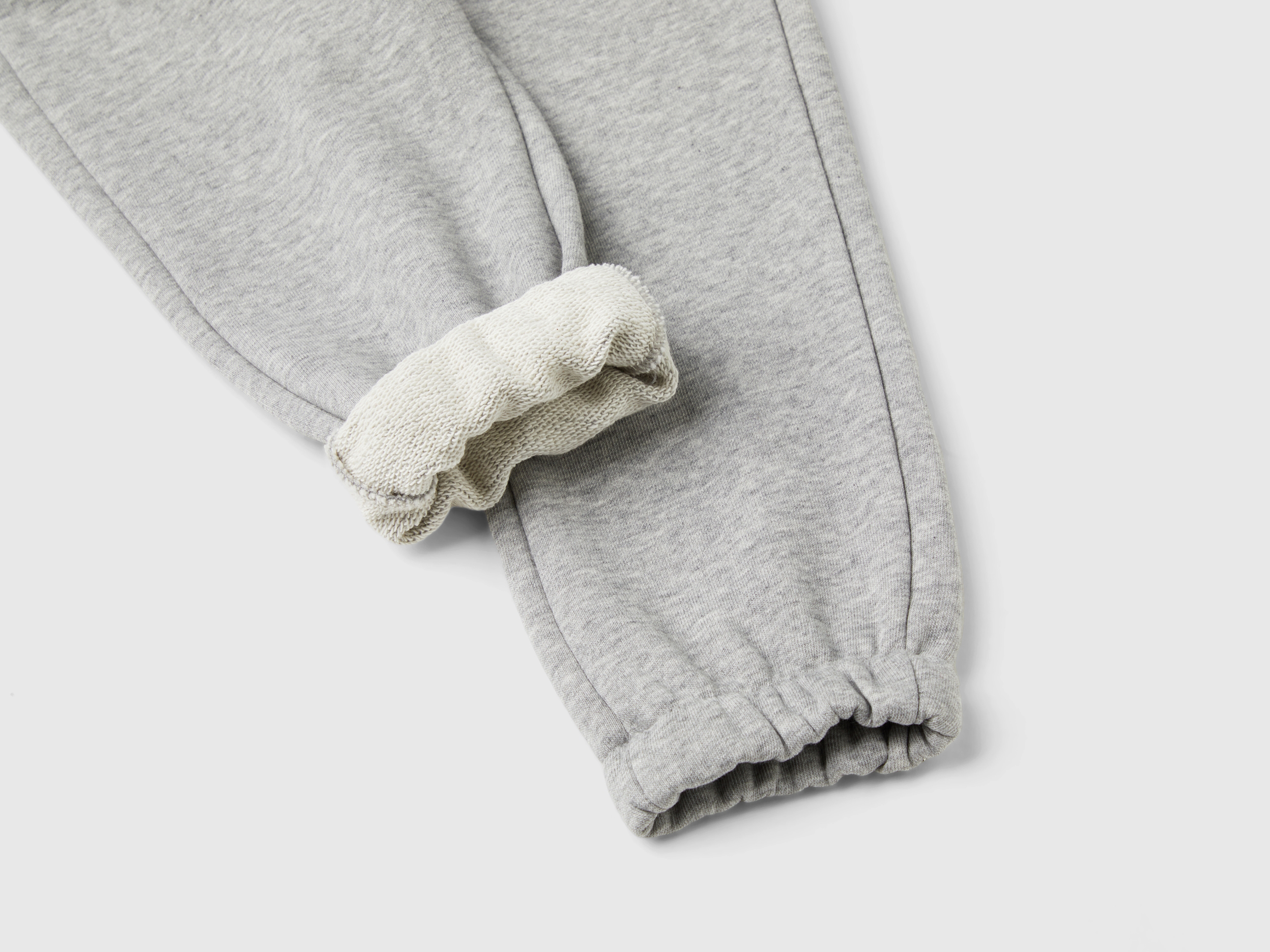 Pantalon avec taille à cordon contrasté et poche avec logo. – Image 3