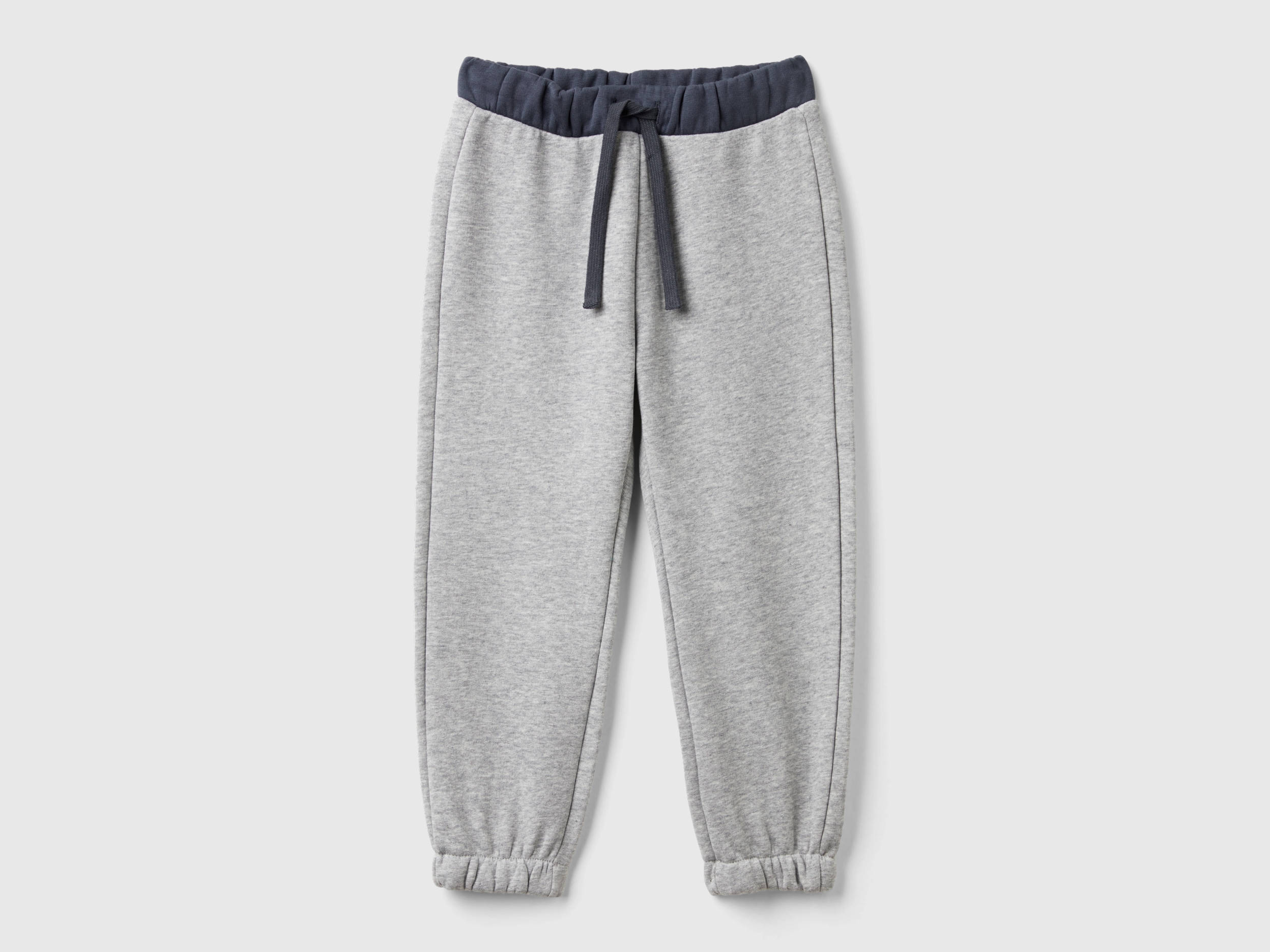 Pantalon avec taille à cordon contrasté et poche avec logo. Pantalon avec taille à cordon contrasté et poche avec logo.