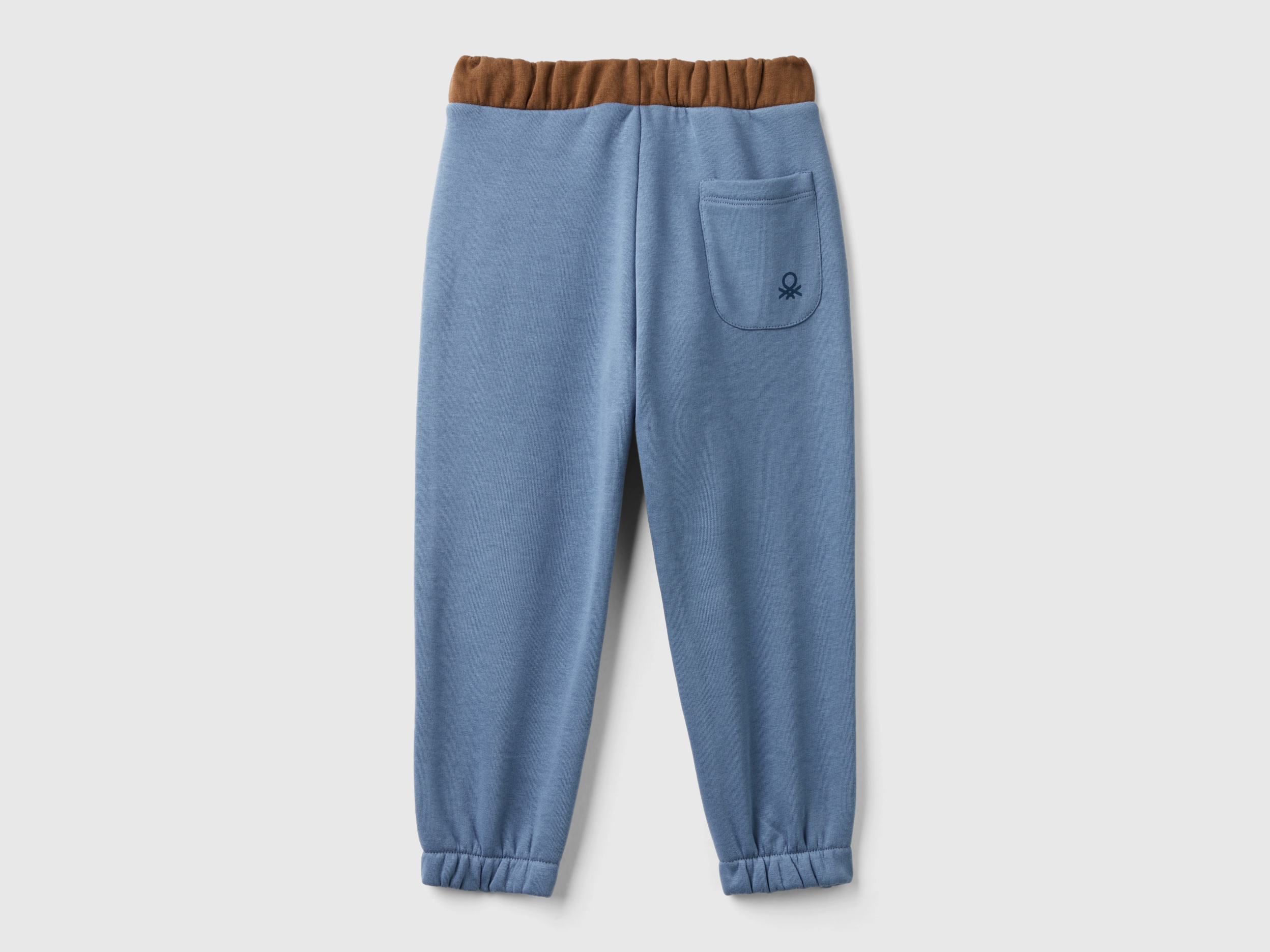 Pantalon avec taille à cordon contrasté et poche avec logo. – Image 2