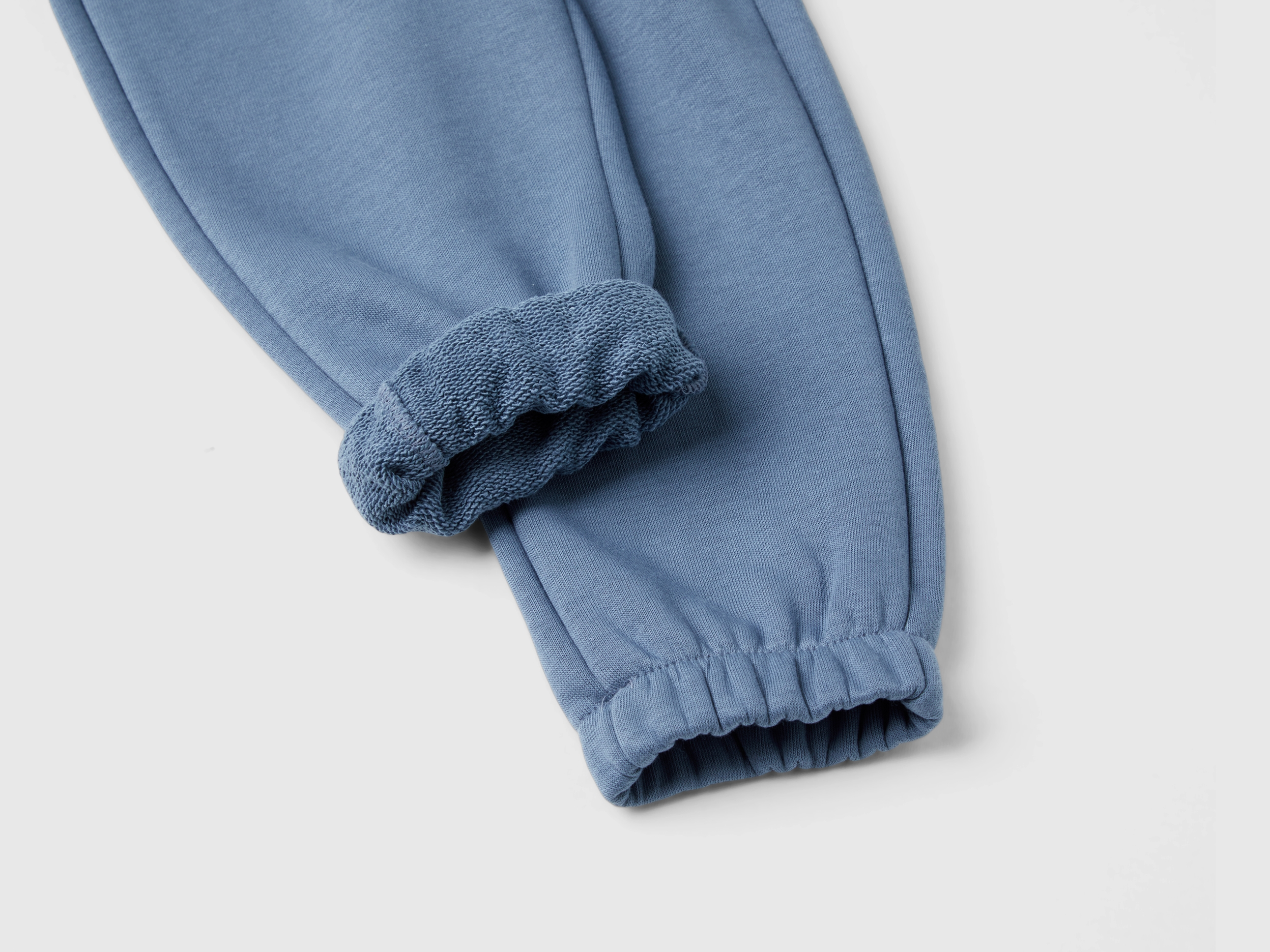 Pantalon avec taille à cordon contrasté et poche avec logo. – Image 3