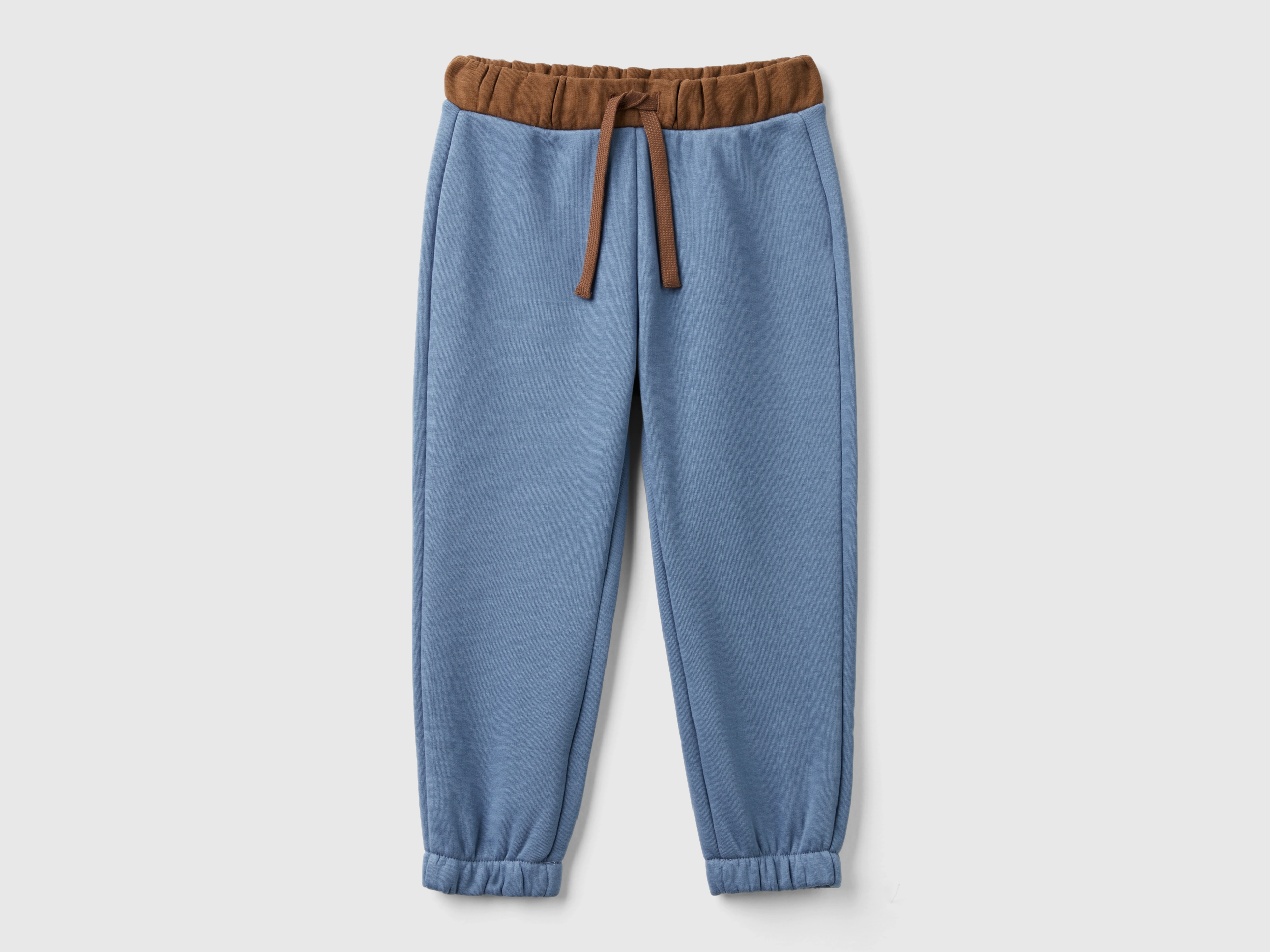 Pantalon avec taille à cordon contrasté et poche avec logo. Pantalon avec taille à cordon contrasté et poche avec logo.