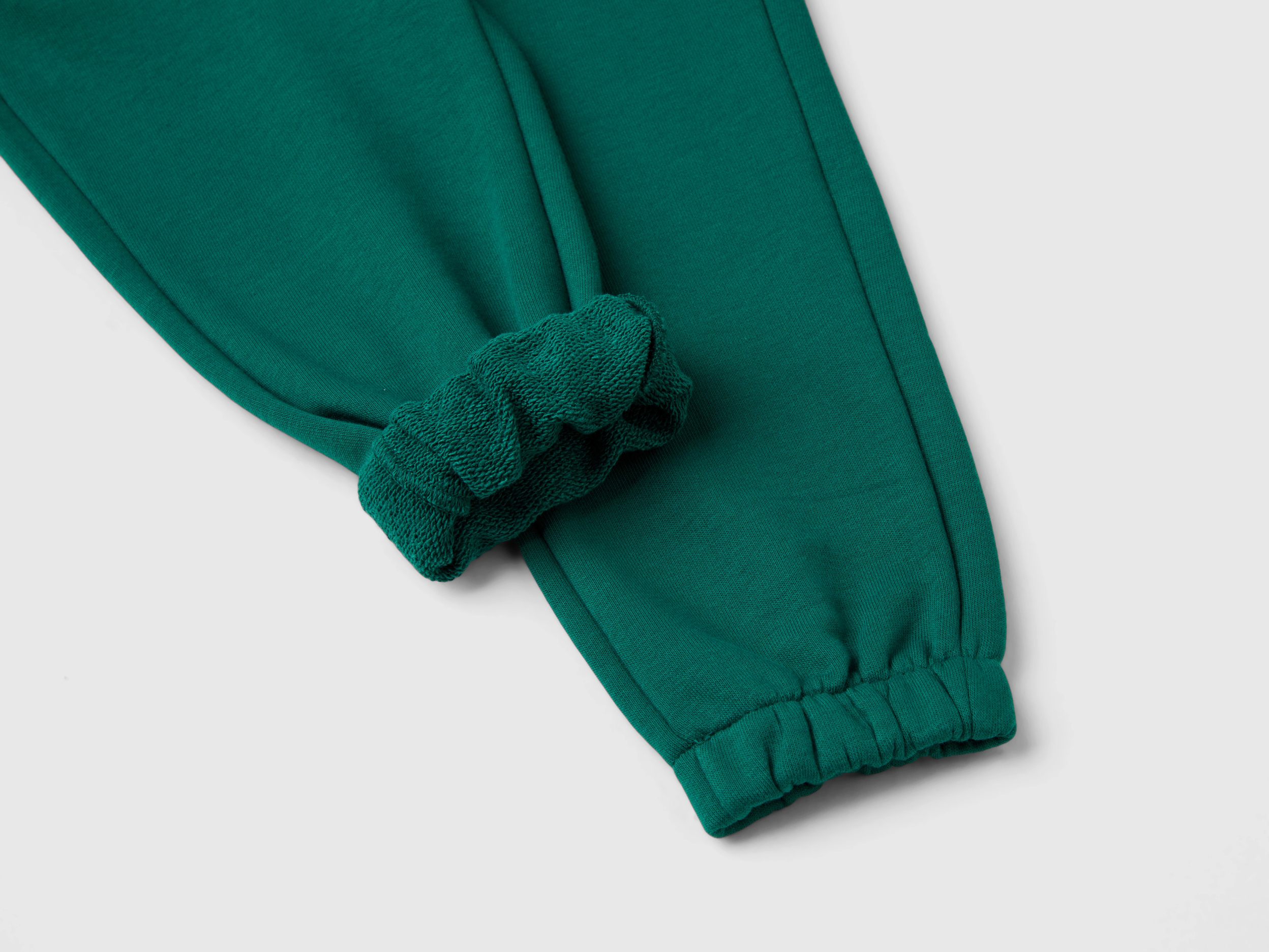 Pantalon avec taille à cordon contrasté et poche avec logo. – Image 3