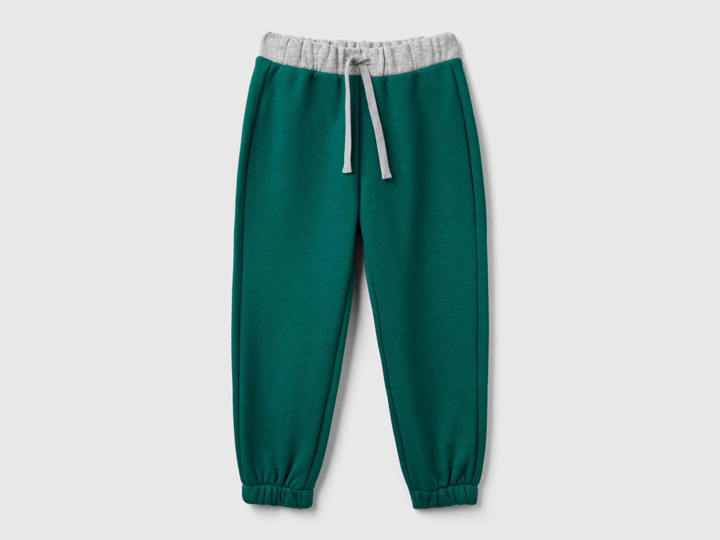 Pantalon avec taille à cordon contrasté et poche avec logo. Pantalon avec taille à cordon contrasté et poche avec logo.