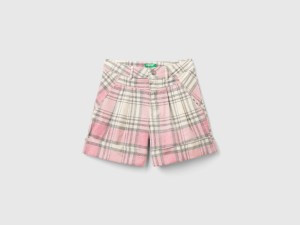 Bermuda à jambes courbes à motifs carrés avec poche Bermuda à jambes courbes à motifs carrés avec poche
