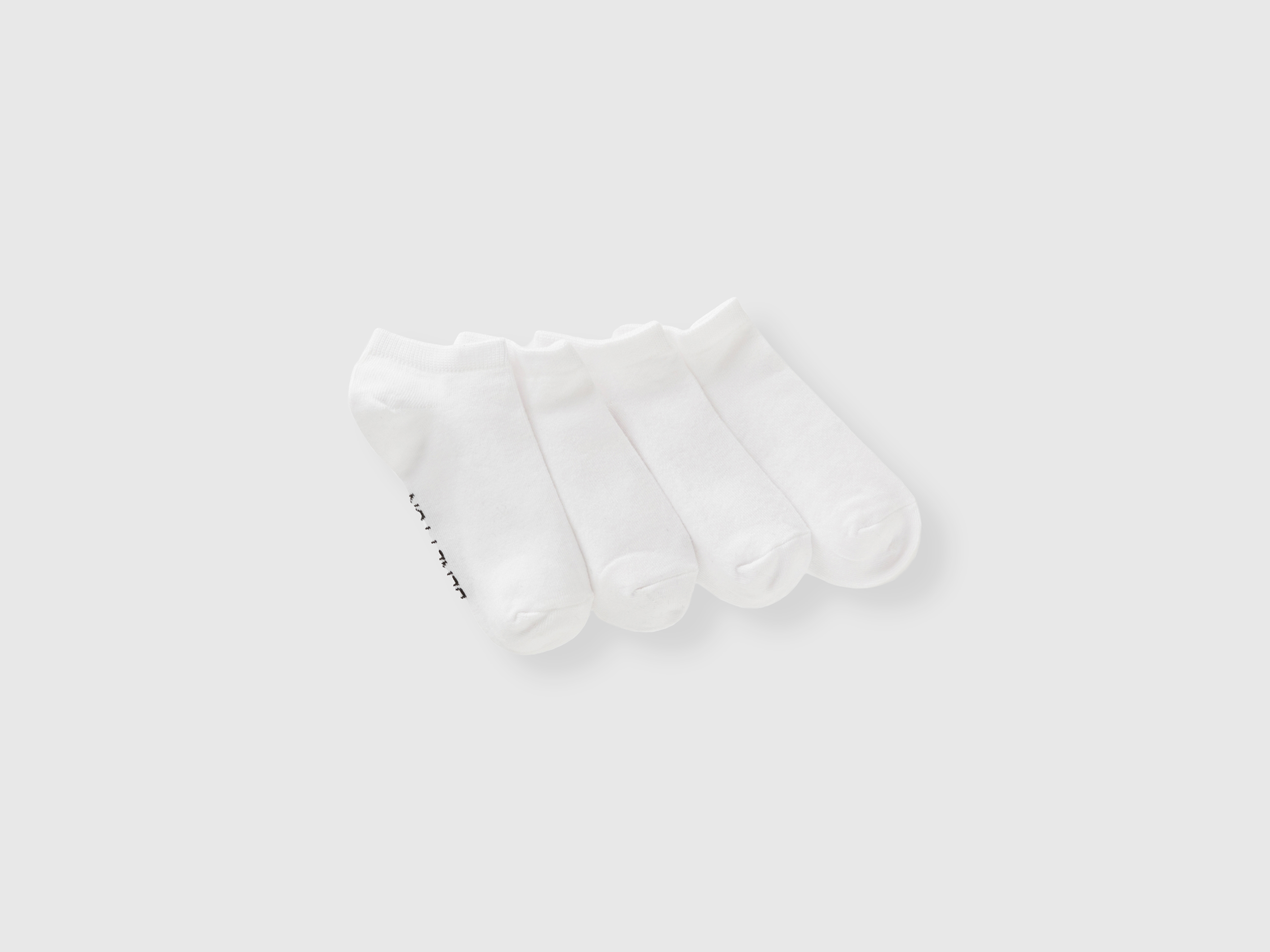 Quatre paires de chaussettes courtes Quatre paires de chaussettes courtes