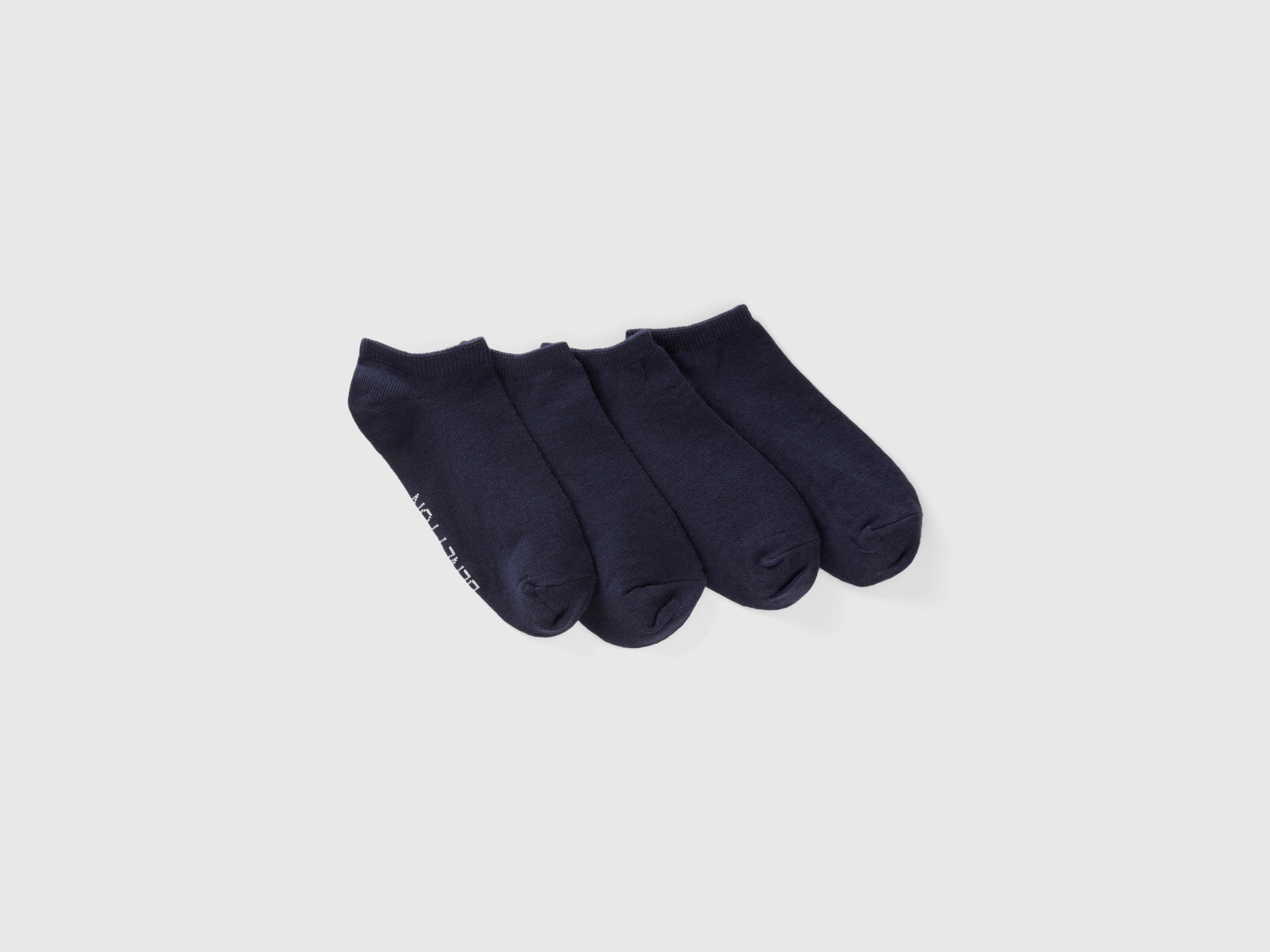 Quatre paires de chaussettes courtes Quatre paires de chaussettes courtes
