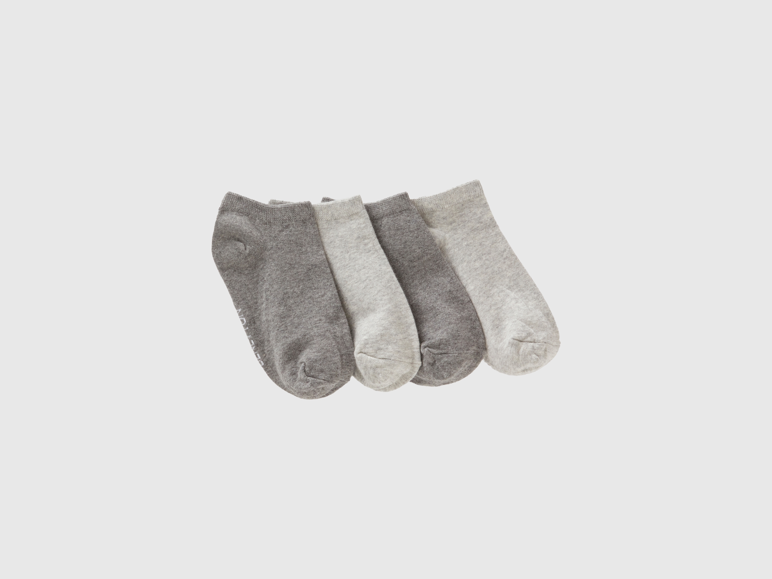 Quatre paires de chaussettes courtes Quatre paires de chaussettes courtes