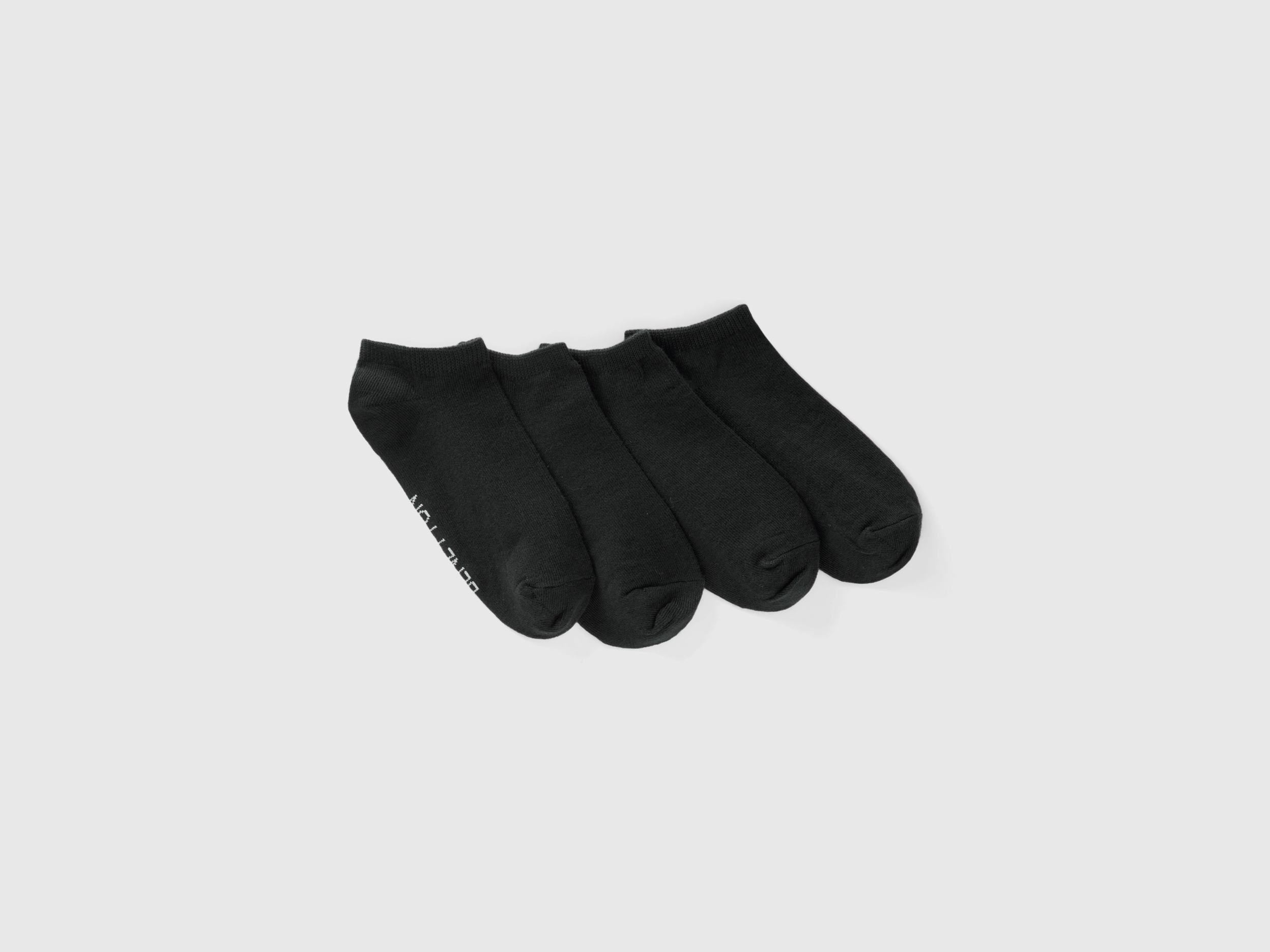 Quatre paires de chaussettes courtes Quatre paires de chaussettes courtes