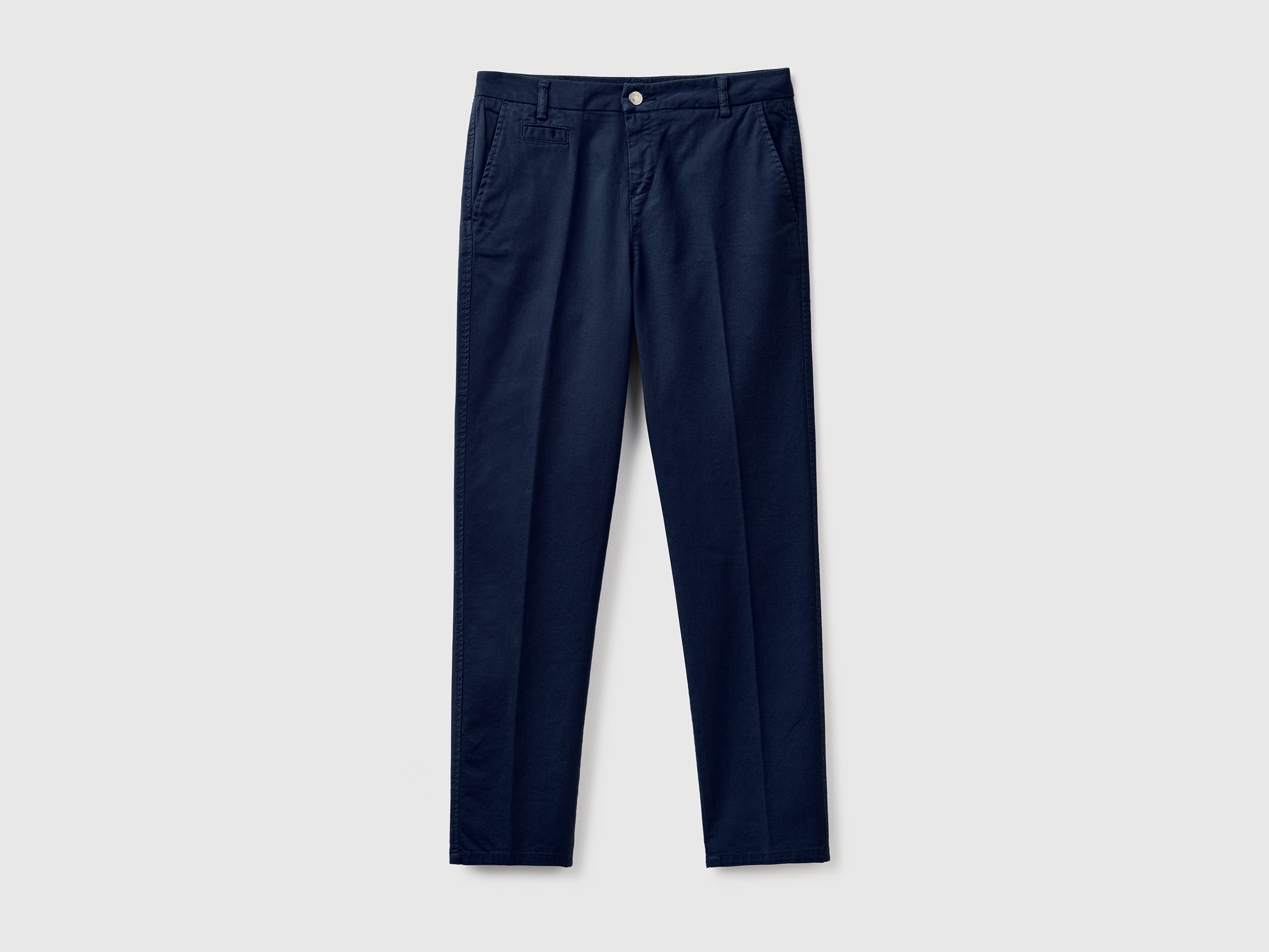 Chino coupe slim en coton bleu foncé Chino coupe slim en coton bleu foncé
