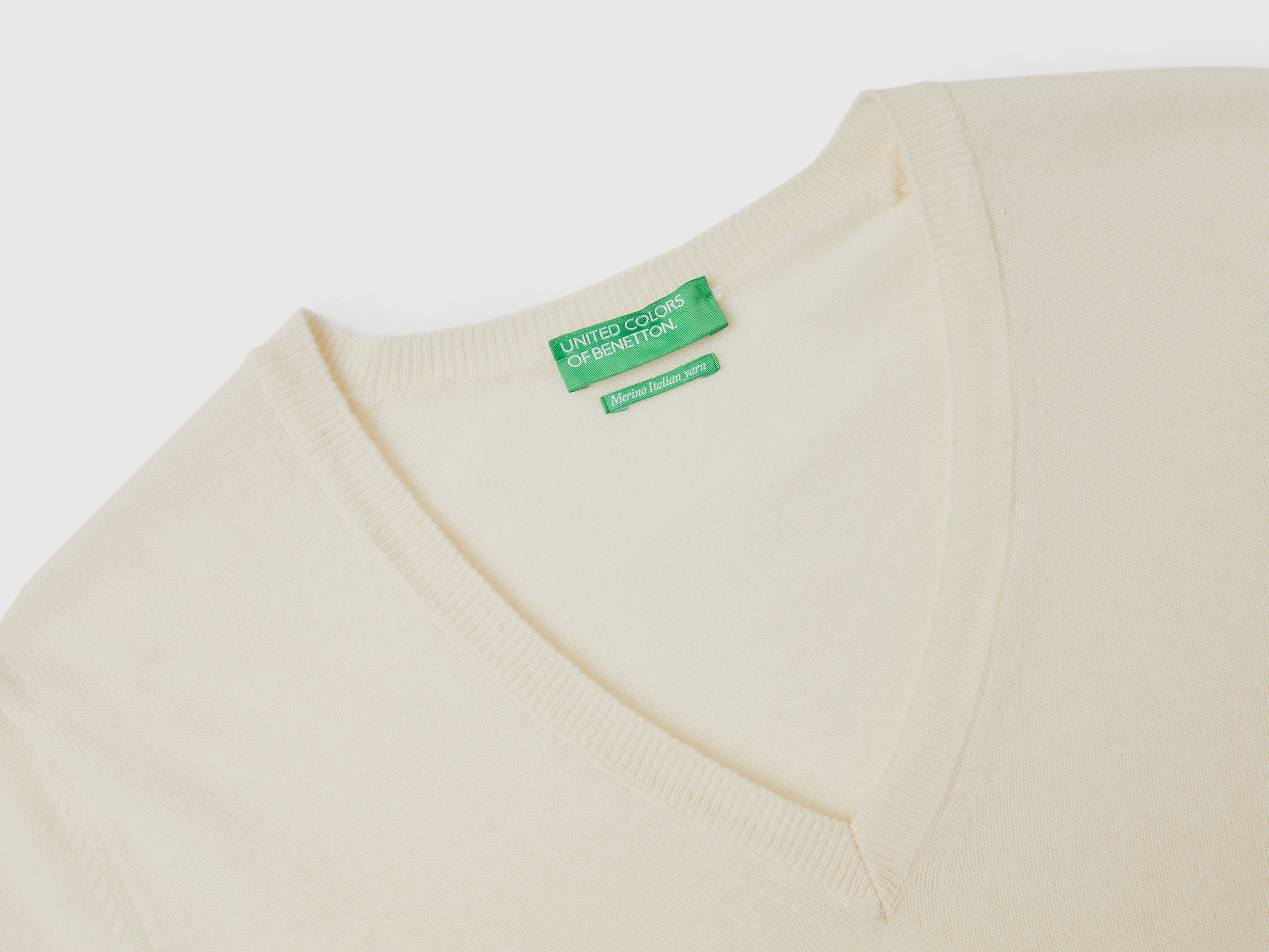 Pull beige avec col en V en pure laine Mérinos – Image 3