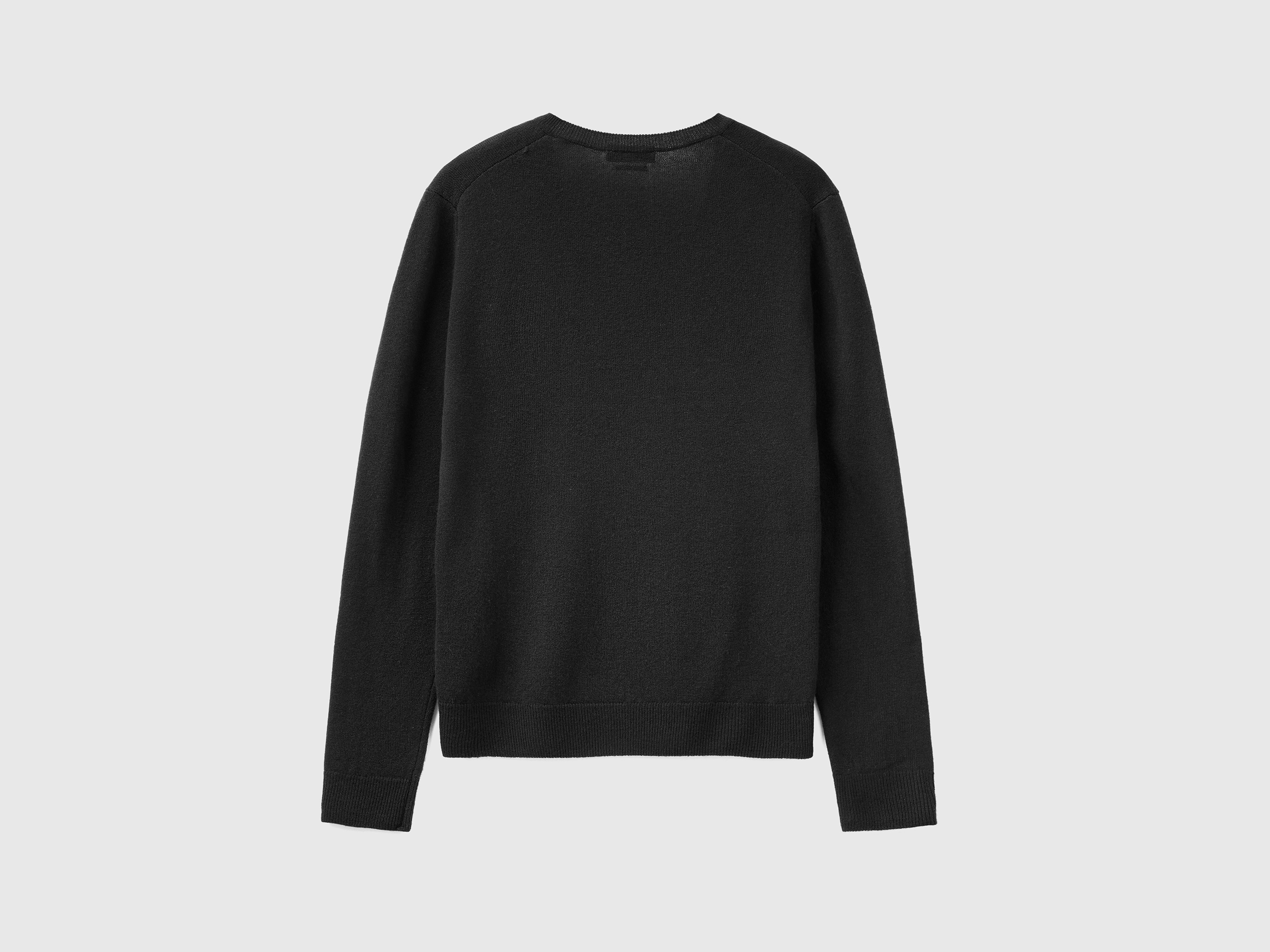 Pull noir avec col en V en pure laine Mérinos – Image 2