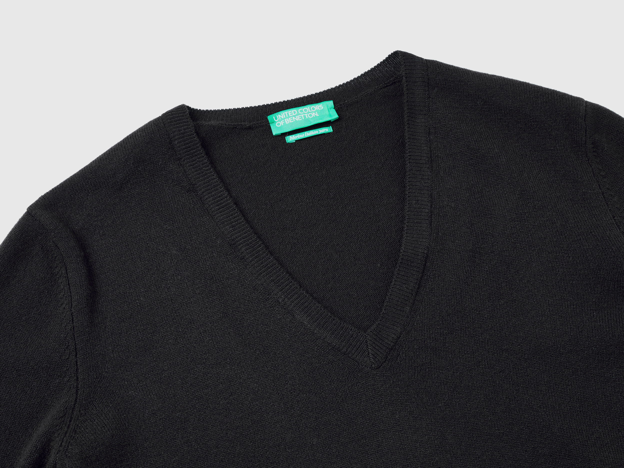 Pull noir avec col en V en pure laine Mérinos – Image 3