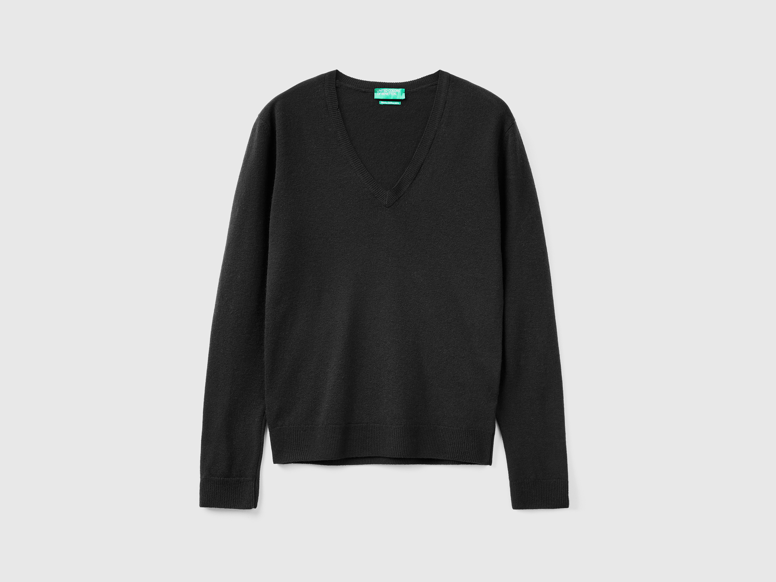 Pull noir avec col en V en pure laine Mérinos Pull noir avec col en V en pure laine Mérinos