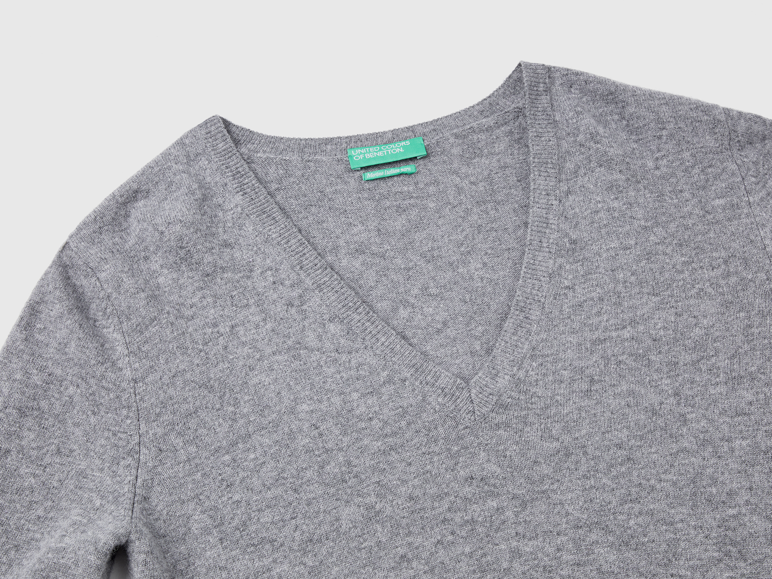 Pull gris clair à col en V en pure laine mérinos – Image 3