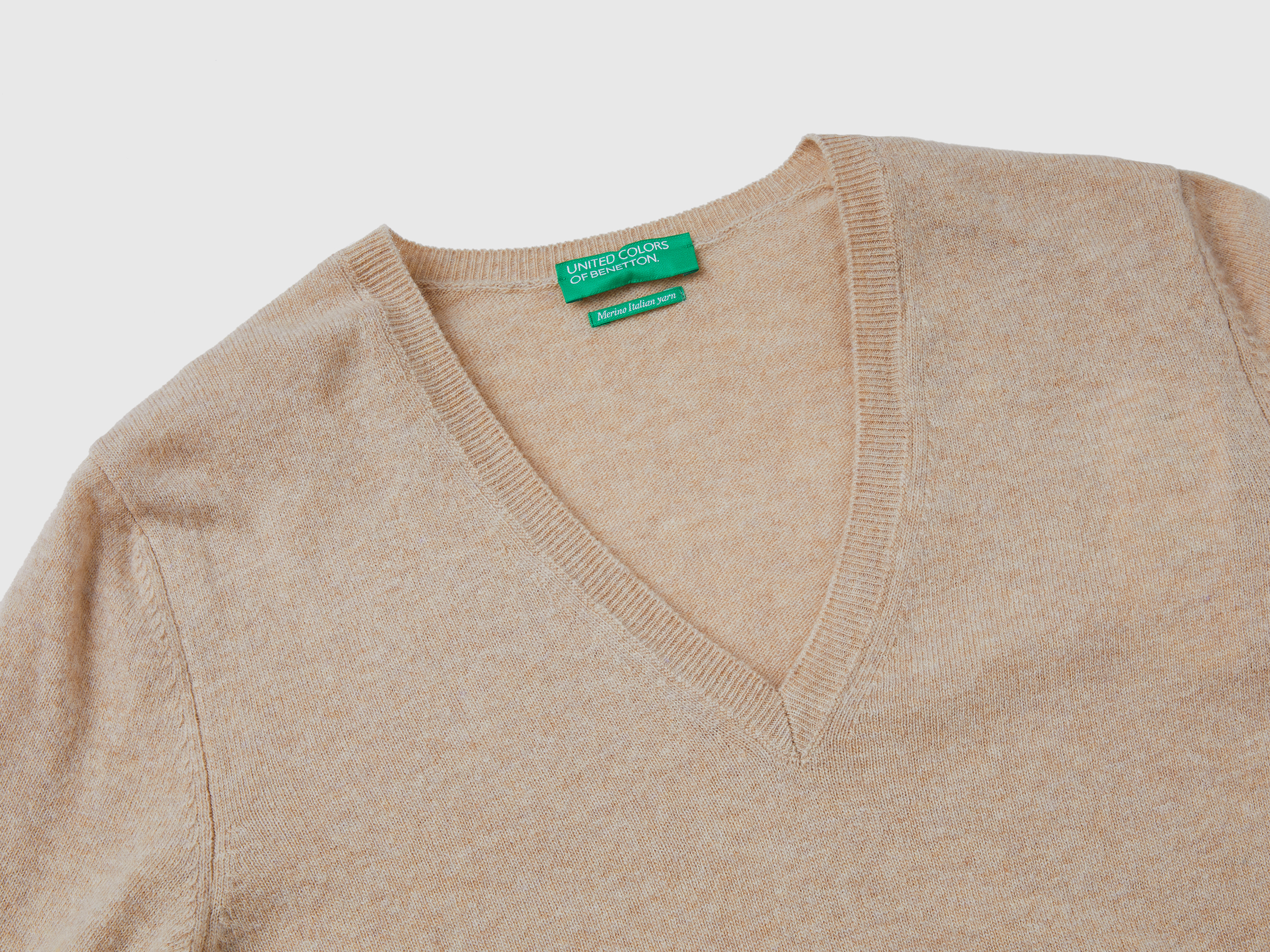 Pull beige avec col en V en pure laine Mérinos – Image 3