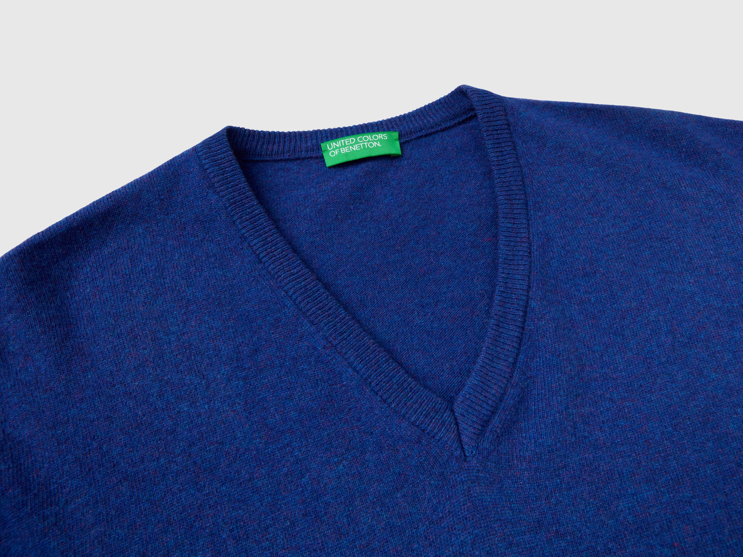 Pull bleu col en V en pure laine Mérinos – Image 3