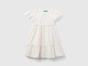 Robe à volant et broderies Robe à volant et broderies