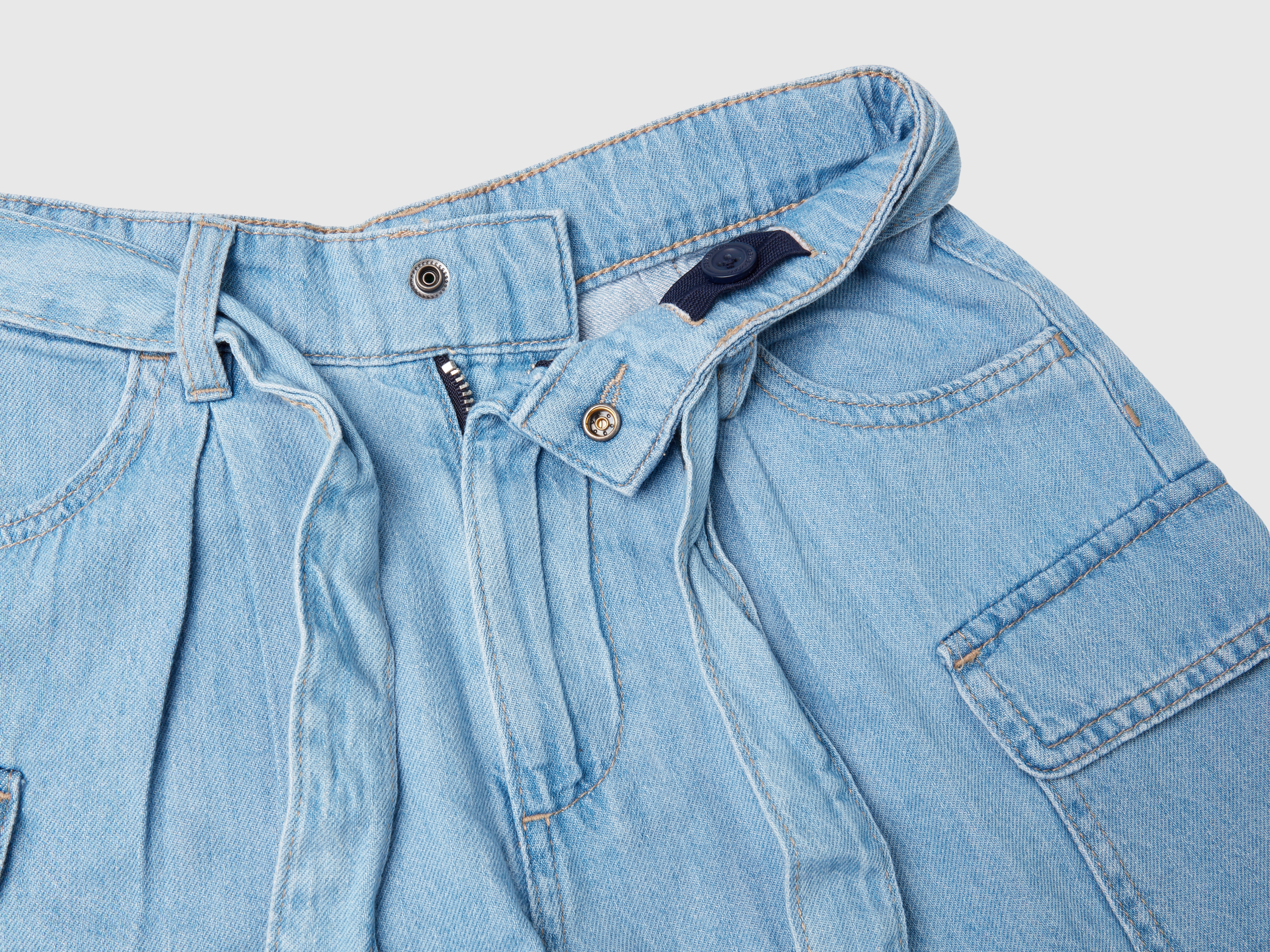 Bermuda cargo en jeans léger – Image 3