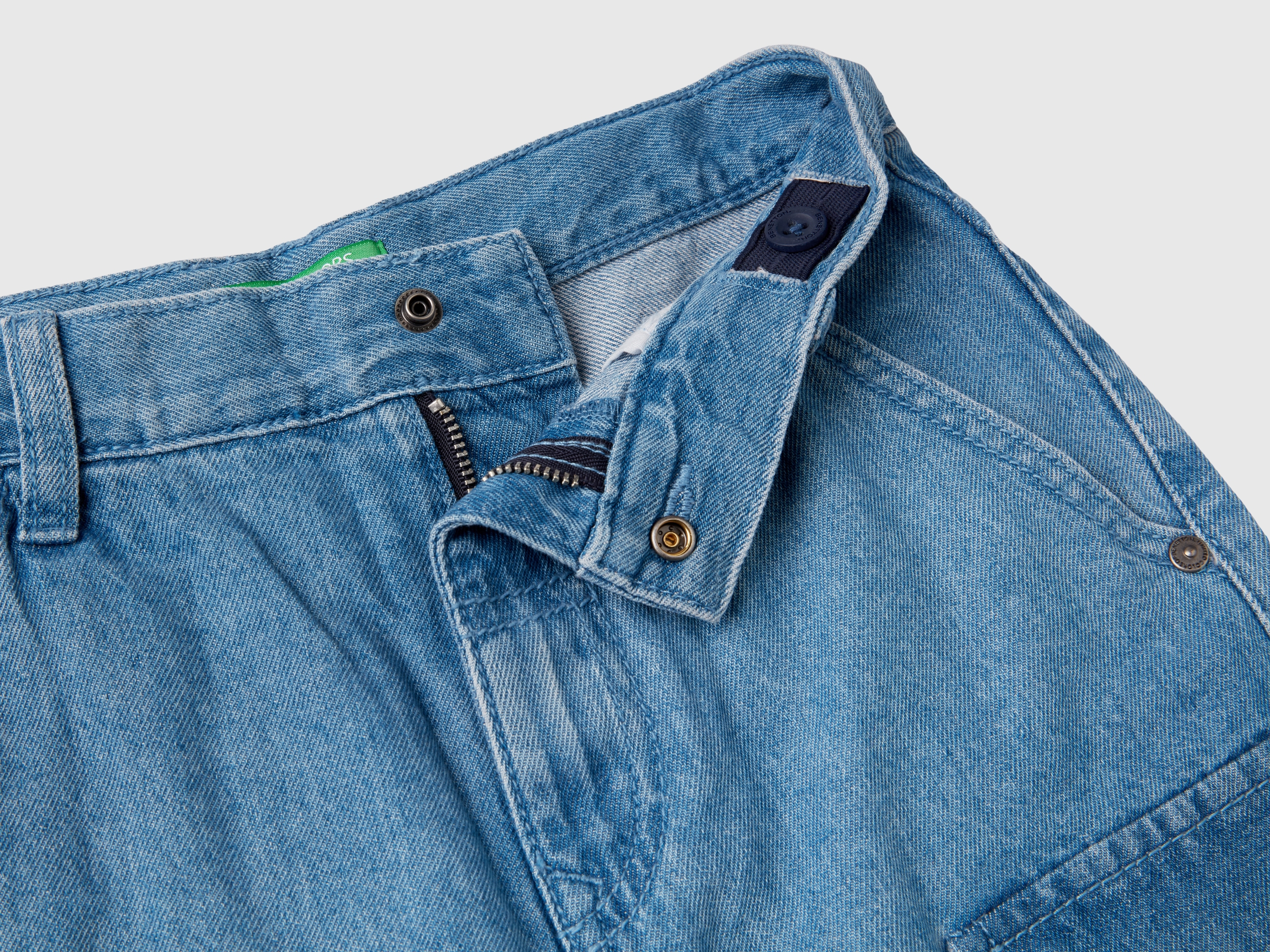Bermuda cargo en jeans léger – Image 3