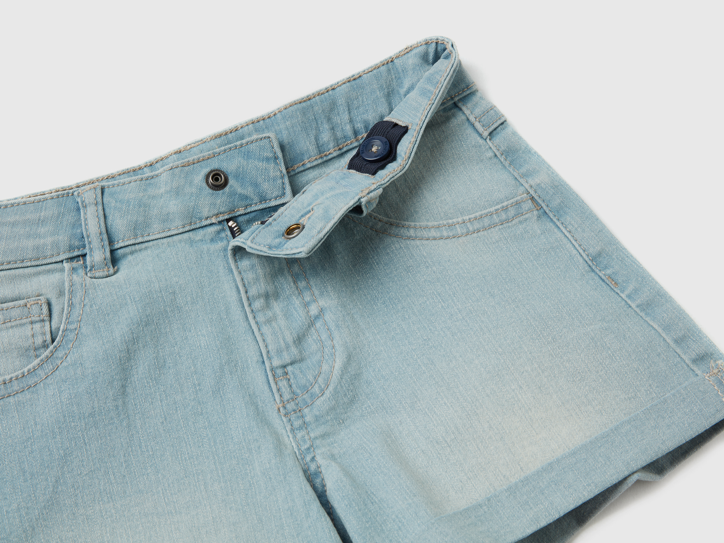 Jeans court en denim – Image 3