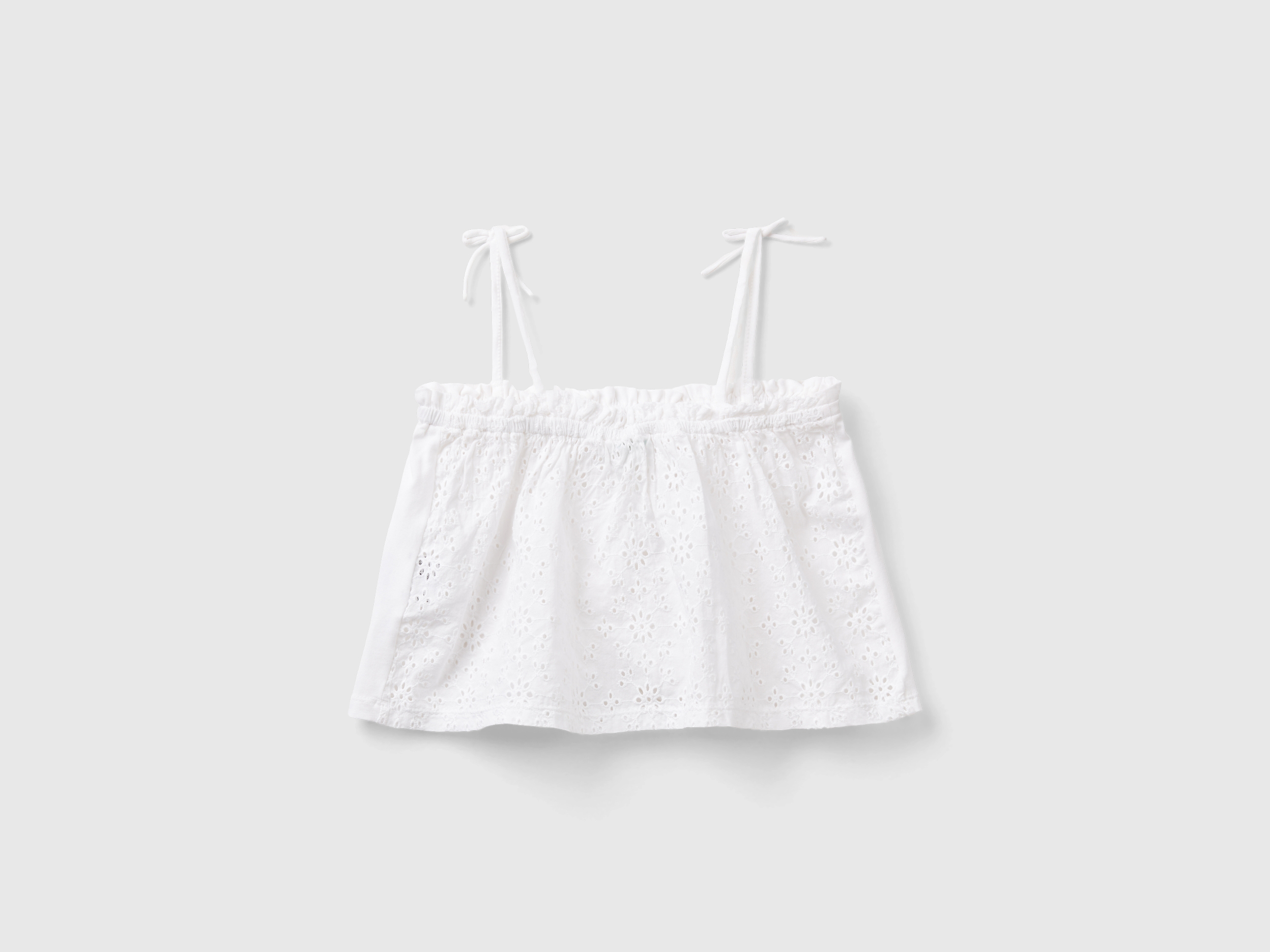 Haut à détails en broderie anglaise – Image 2