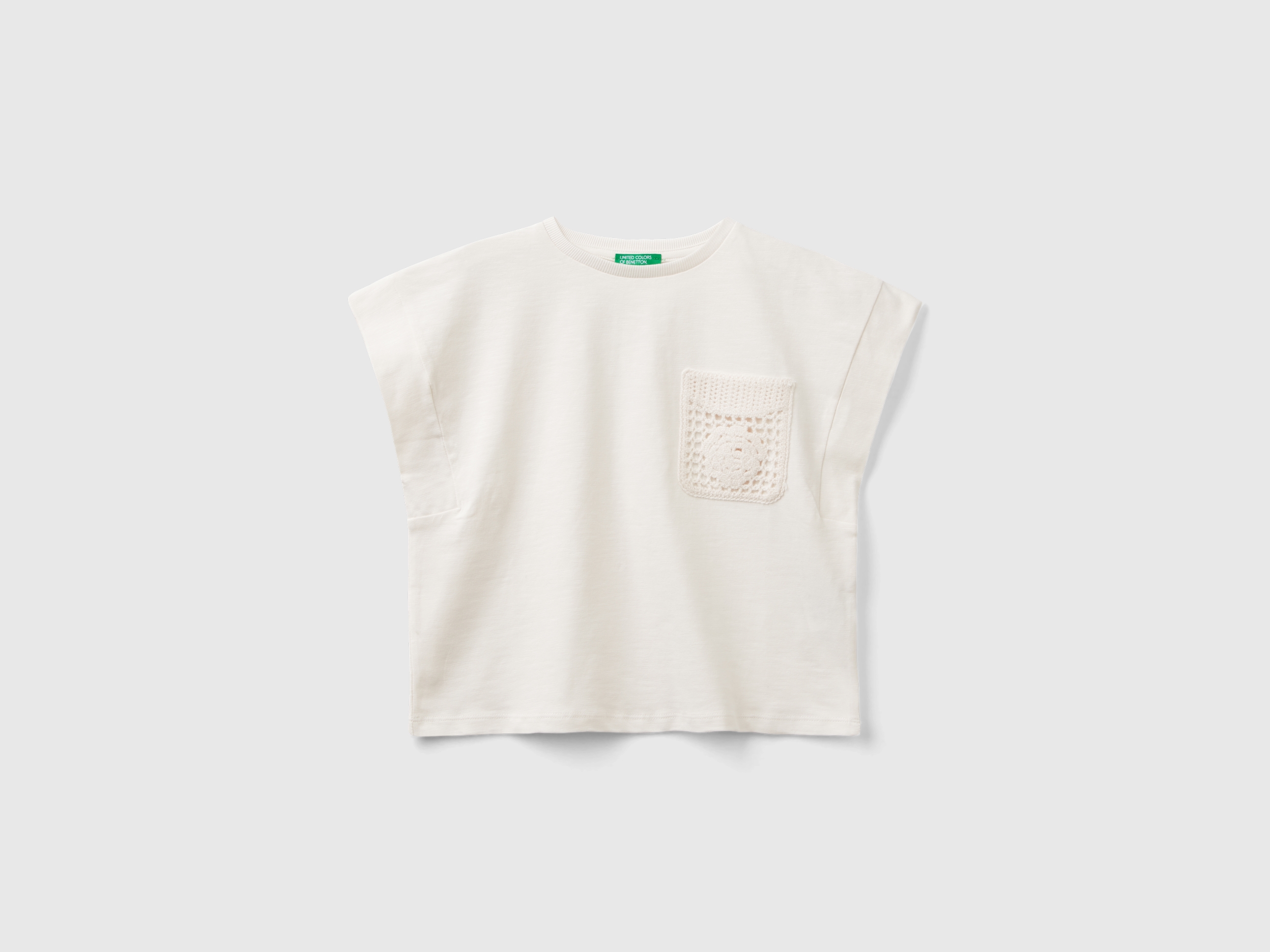 T-shirt à écusson en macramé T-shirt à écusson en macramé