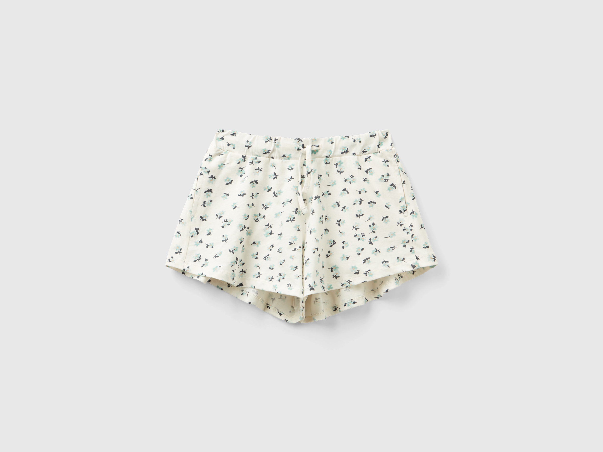 Short blanc à motif floral Short blanc à motif floral
