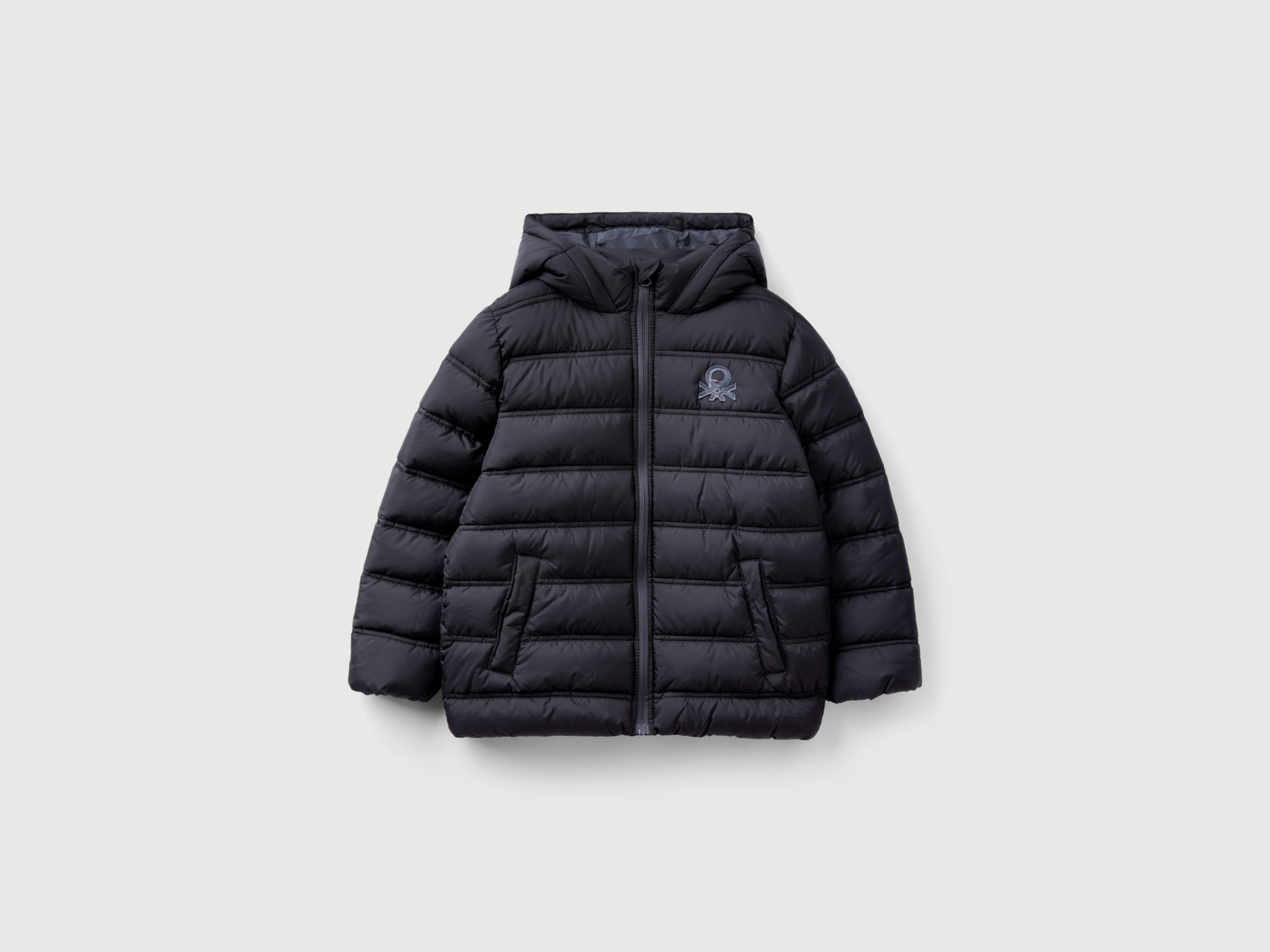 Blouson rembourré à capuche et logo Blouson rembourré à capuche et logo