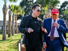 La inminente batalla entre las redes sociales y el estado Un hombre con chaqueta de cuero y gafas de sol conversa con otro hombre vestido con traje azul, corbata roja y una gorra roja que dice "Make America Great Again". Ambos caminan al aire libre en un área ajardinada con palmeras y césped, bajo un cielo despejado.