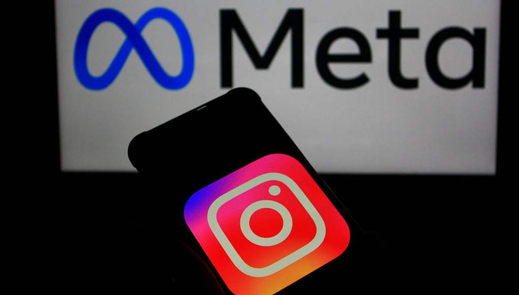 Logotipo de Instagram iluminado en la pantalla de un teléfono móvil, con el logo de Meta visible en segundo plano. La imagen ilustra la relación entre Instagram y su empresa matriz, Meta. Logotipo de Instagram iluminado en la pantalla de un teléfono móvil, con el logo de Meta visible en segundo plano. La imagen ilustra la relación entre Instagram y su empresa matriz, Meta.
