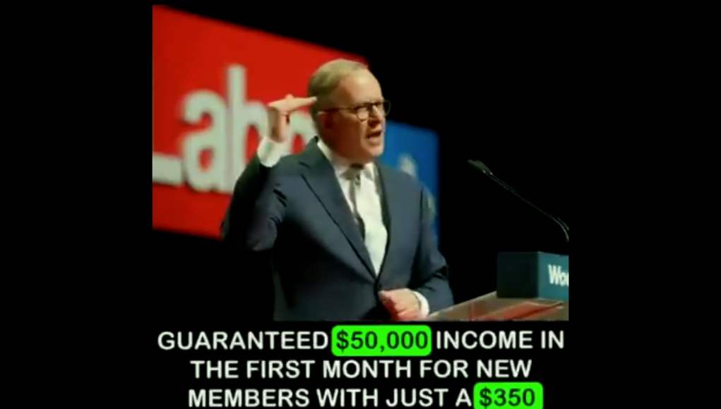 Un hombre de traje y gafas está hablando en un escenario frente a un micrófono. En el fondo se ve un letrero rojo con letras blancas parcialmente visibles. En la parte inferior de la imagen aparece un texto que dice: "GUARANTEED ,000 INCOME IN THE FIRST MONTH FOR NEW MEMBERS WITH JUST A 0", con las cantidades ",000" y "0" destacadas en color verde. El fondo del escenario es oscuro. Un hombre de traje y gafas está hablando en un escenario frente a un micrófono. En el fondo se ve un letrero rojo con letras blancas parcialmente visibles. En la parte inferior de la imagen aparece un texto que dice: "GUARANTEED ,000 INCOME IN THE FIRST MONTH FOR NEW MEMBERS WITH JUST A 0", con las cantidades ",000" y "0" destacadas en color verde. El fondo del escenario es oscuro.