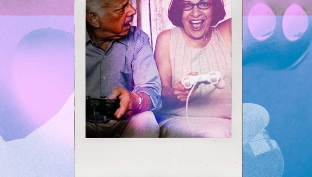Una pareja de personas mayores sonríe y se divierte mientras juega con mandos de consola, con un filtro retro y un fondo de colores vibrantes estilo gamer. Una pareja de personas mayores sonríe y se divierte mientras juega con mandos de consola, con un filtro retro y un fondo de colores vibrantes estilo gamer.