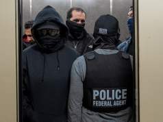 El FBI espió un grupo de Signal de activistas pro-inmigrantes en Nueva York Un grupo de agentes federales, vestidos con ropa oscura y mascarillas que cubren sus rostros, se encuentra dentro de un ascensor. Uno de ellos, de espaldas, lleva un chaleco con la palabra “POLICE – FEDERAL AGENT”. La escena transmite una operación policial encubierta o de alto riesgo.