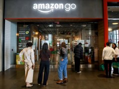 Amazon abandona el retail físico: cierra todas sus tiendas Fresh and Go en Estados Unidos Entrada de una tienda Amazon Go con varios clientes accediendo al establecimiento sin cajas tradicionales.