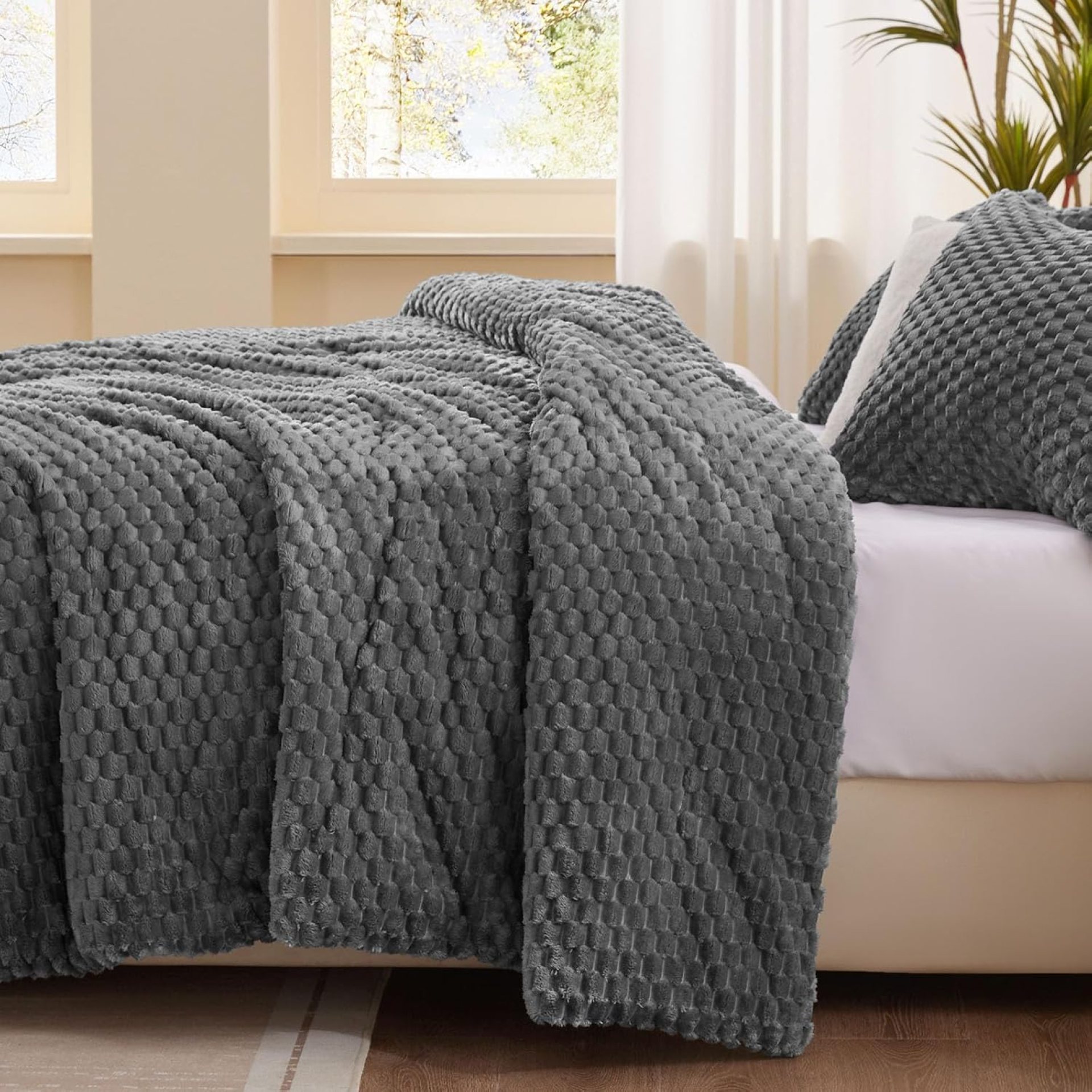 Fluffy Queen Comforter Set – Luxury Faux Fur Brushed Plaid Pattern Bedding Comforter Sets, Furry Velvet Comfort Set Grey, 3 Pieces, Soft Winter Comforter Sets for Queen Bed Fluffy Queen Comforter Set – Luxury Faux Fur Brushed Plaid Pattern Bedding Comforter Sets, Furry Velvet Comfort Set Grey, 3 Pieces, Soft Winter Comforter Sets for Queen Bed