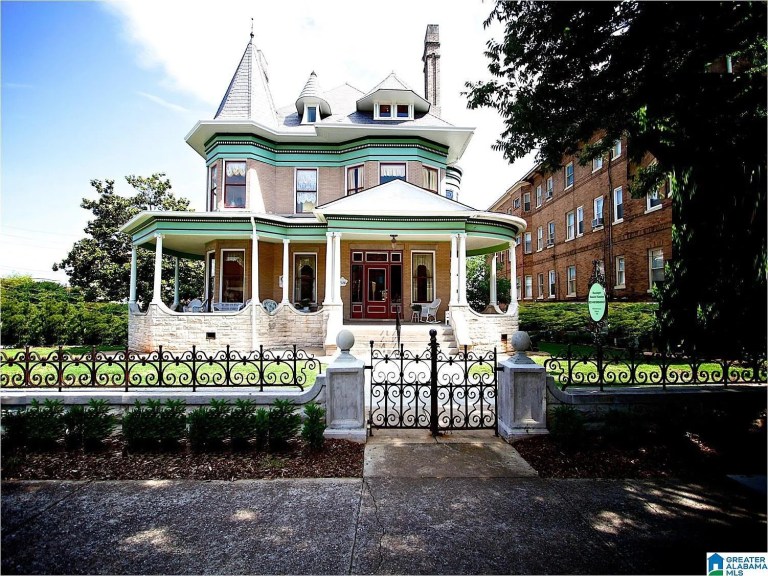 Historic Hassinger Daniels Mansion Bed & Breakfast listed for sale Historic Hassinger Daniels Mansion Bed & Breakfast listed for sale