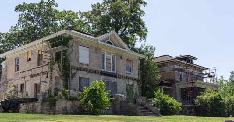 Two iconic vacant Highland Park houses sold, slated for restoration Two iconic vacant Highland Park houses sold, slated for restoration
