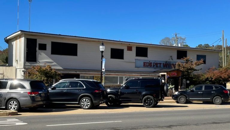 Ed’s Pet World selling iconic storefront in Homewood Ed’s Pet World selling iconic storefront in Homewood