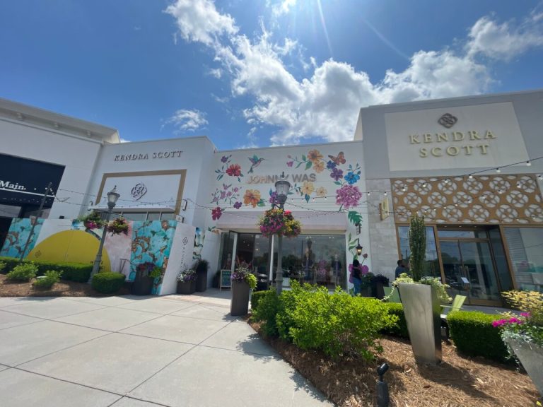 Kendra Scott at The Summit is on the move—but it’s not going far Kendra Scott at The Summit is on the move—but it’s not going far