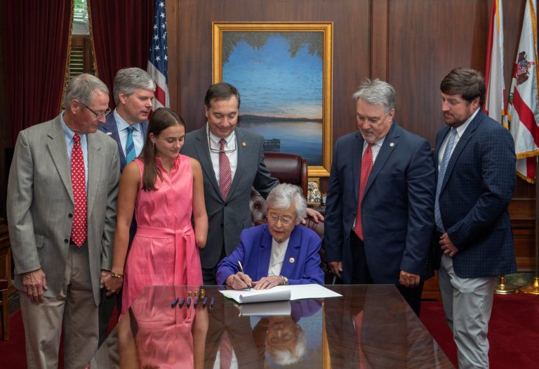 Gov. Ivey signs “Lulu’s Law” for shark attack alerts in Alabama Gov. Ivey signs “Lulu’s Law” for shark attack alerts in Alabama